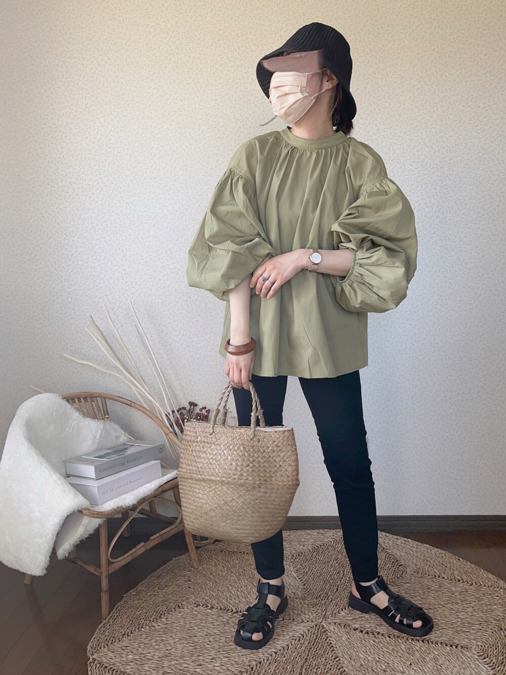「はじめましてコーデ、toucher du brise、ボリュームスリーブ、EDWIN」｜「EDWINのessentials スキニーデニムパンツ（デニムパンツ、ブラック系）」を使った、uaさん（レディース・154cm）の春コーディネートの1枚目の写真