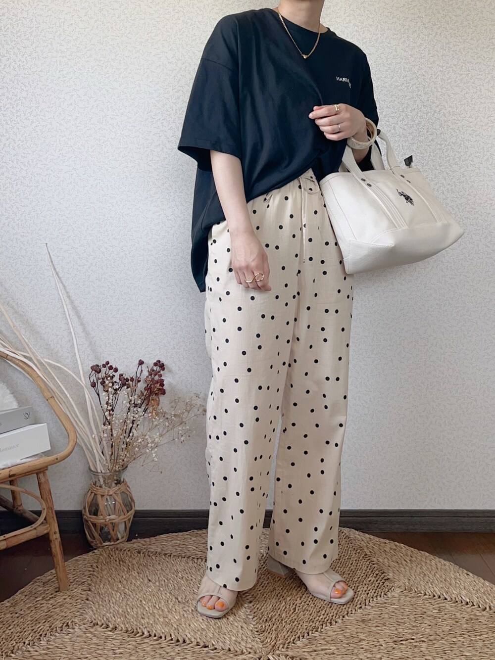 「夏コーデ、アプレトロ、apretro、USポロ、U.S.POLO ASSN.、Tシャツ、休日スタイル、大人カジュアル、トートバッグ、初夏コーデ、低身長」｜「ap retroのアーチバックロゴ半袖TEE（Tシャツ/カットソー、ブラック系）」を使った、uaさん（レディース・154cm）の春コーディネートの1枚目の写真