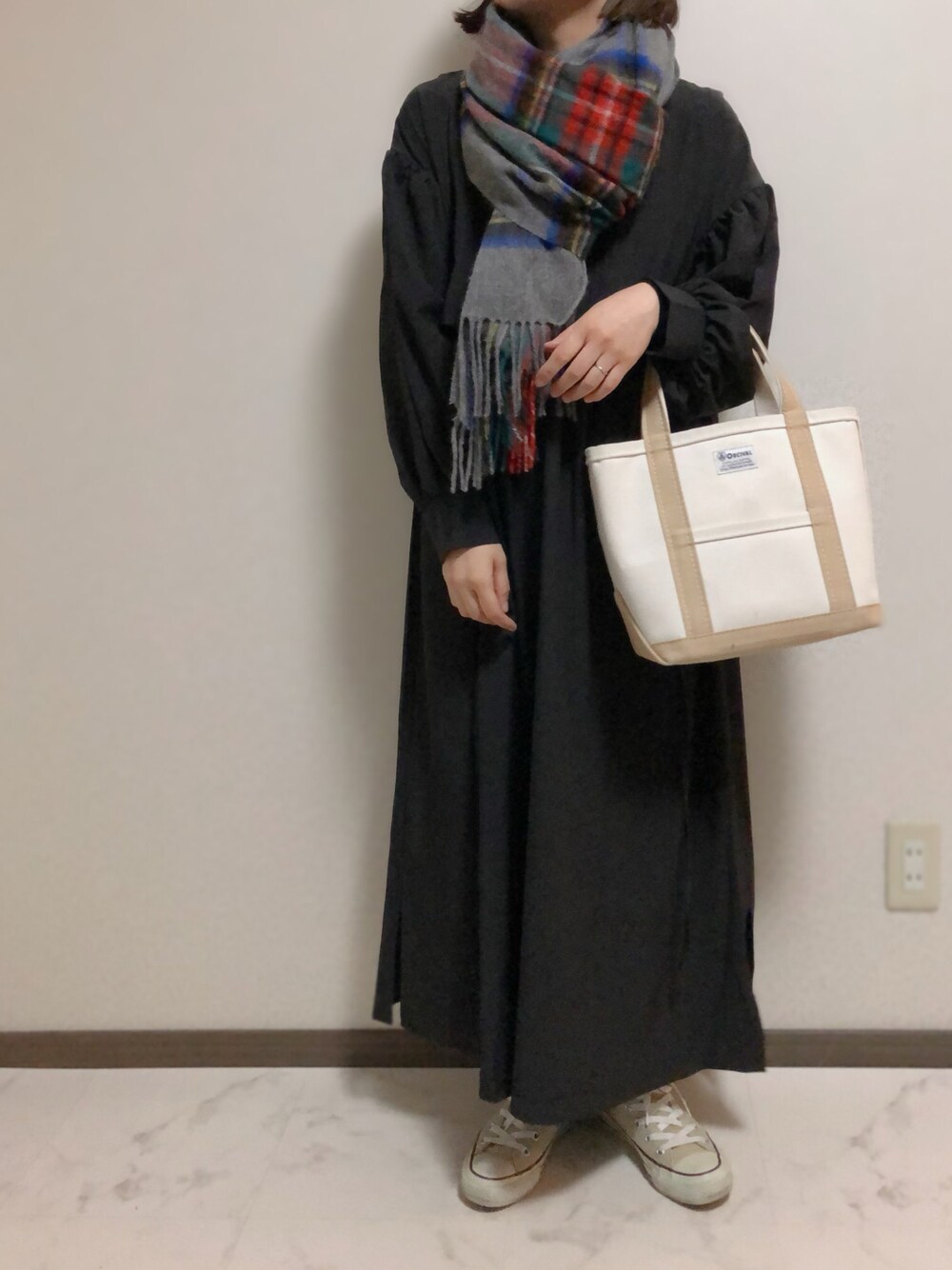 ブラック系のワンピース、その他のシューズ、グレー系のストール/ショールを着用したレディースの秋コーディネートの1枚目の写真