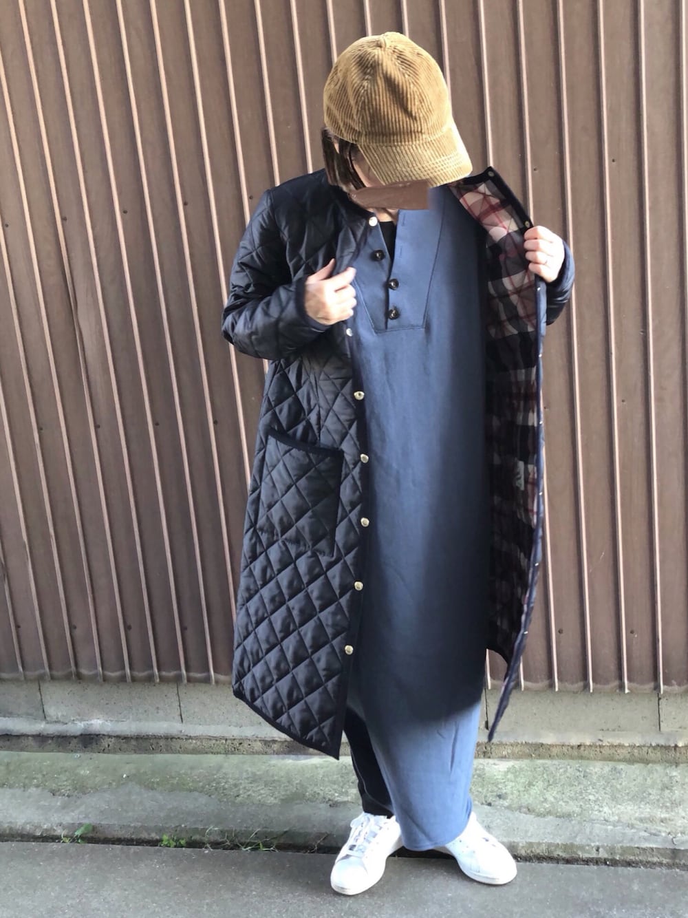 「キャップ、キルティングコート、Traditional Weatherwear、coen、秋服、コーエン、マッキントッシュ フィロソフィー、MACKINTOSH PHILOSOPHY、低身長女子」｜「coenの【WEB限定カラー】オーガニックUSAコットン裏毛ワンピース(ロングワンピース/マキシワンピース）（ワンピース、ブルー系）」を使った、uaさん（レディース・153cm）の秋コーディネートの1枚目の写真