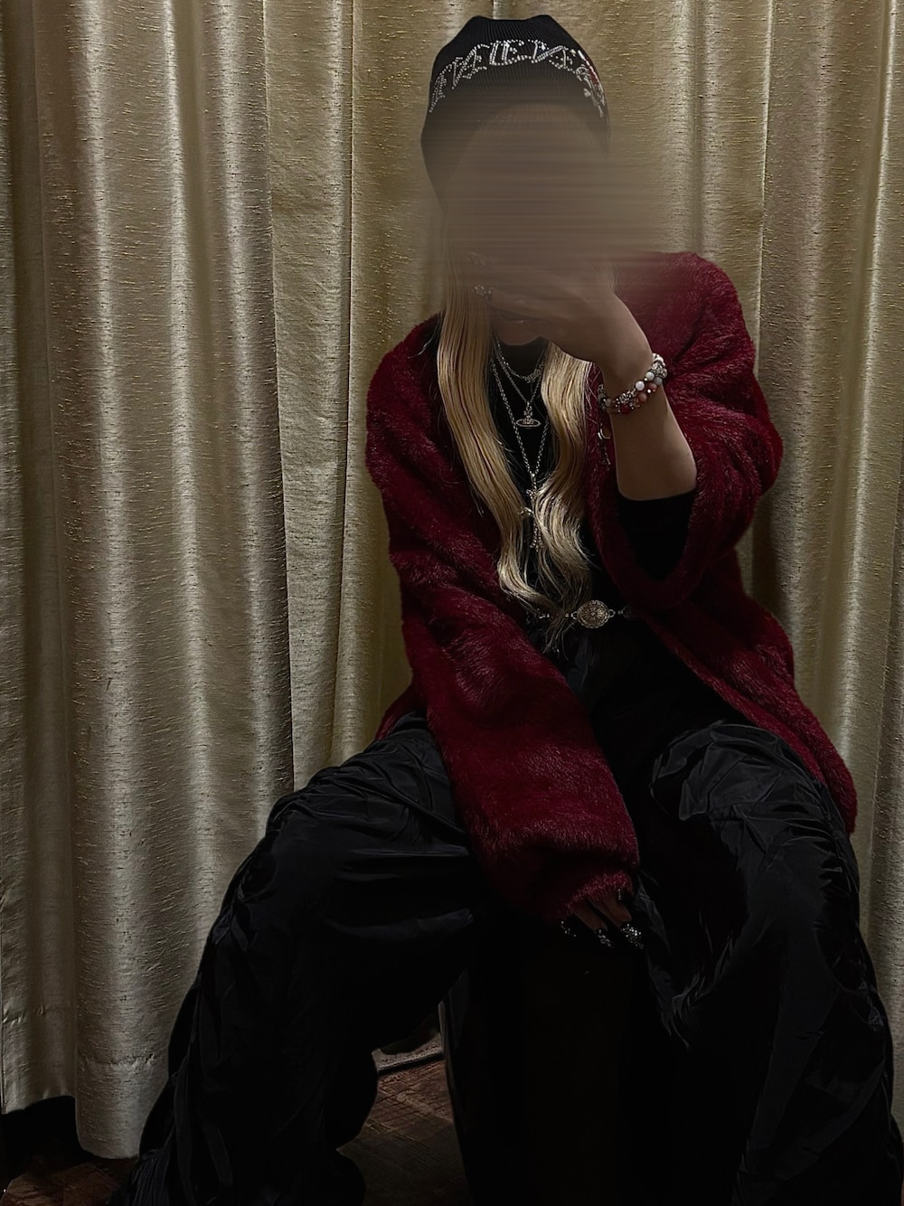 レッド系のカーディガン/ボレロ、ブラック系のカーゴパンツ、ブラック系のニットキャップ/ビーニーを着用したレディースの秋コーディネートの1枚目の写真