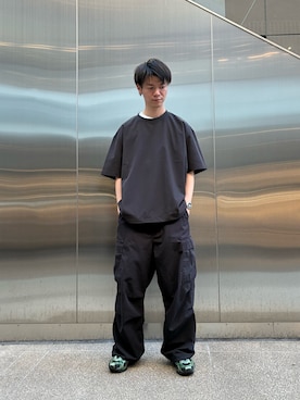 「ITEMS URBANRESEARCH（アイテムズ アーバンリサーチ）の『接触冷感/速乾/イージーケア』WINDY MESH ジップポケットTシャツ（Tシャツ/カットソー、ブラック系）」を使った、陽介さん（メンズ・170cm）の夏コーディネート