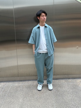 「ITEMS URBANRESEARCH（アイテムズ アーバンリサーチ）の『接触冷感/イージーケア/吸水速乾/撥水/防汚』高機能シアサッカー サイドストレージシャツ(楽着シリーズ)（シャツ/ブラウス、ブルー系）」を使った、陽介さん（メンズ・170cm）の夏コーディネート