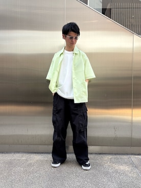 「URBAN RESEARCH DOORS（アーバンリサーチドアーズ）のアイテム（シャツ/ブラウス、グリーン系）」を使った、陽介さん（メンズ・170cm）の春コーディネート