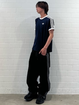 「adidas（アディダス）のファイヤーバード アディカラー デニム パンツ / アディダスオリジナルス adidas Originals（デニムパンツ、ブラック系）」を使った、TMさん（メンズ・167cm）の夏コーディネート