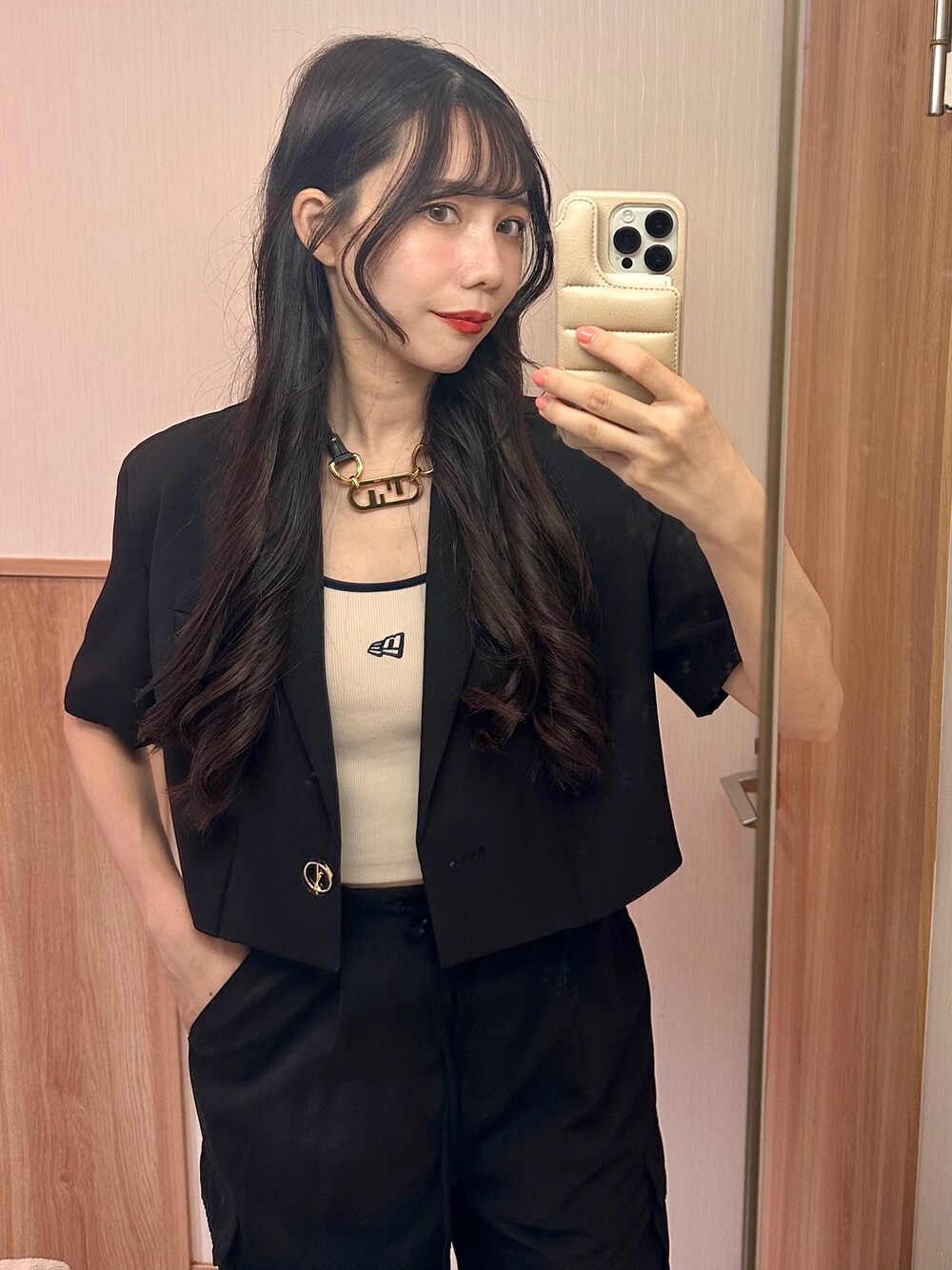 「FENDIのアイテム（チョーカー、ブラック系）」を使った、みささん（骨格ウェーブ・レディース・157cm）の秋コーディネートの1枚目の写真