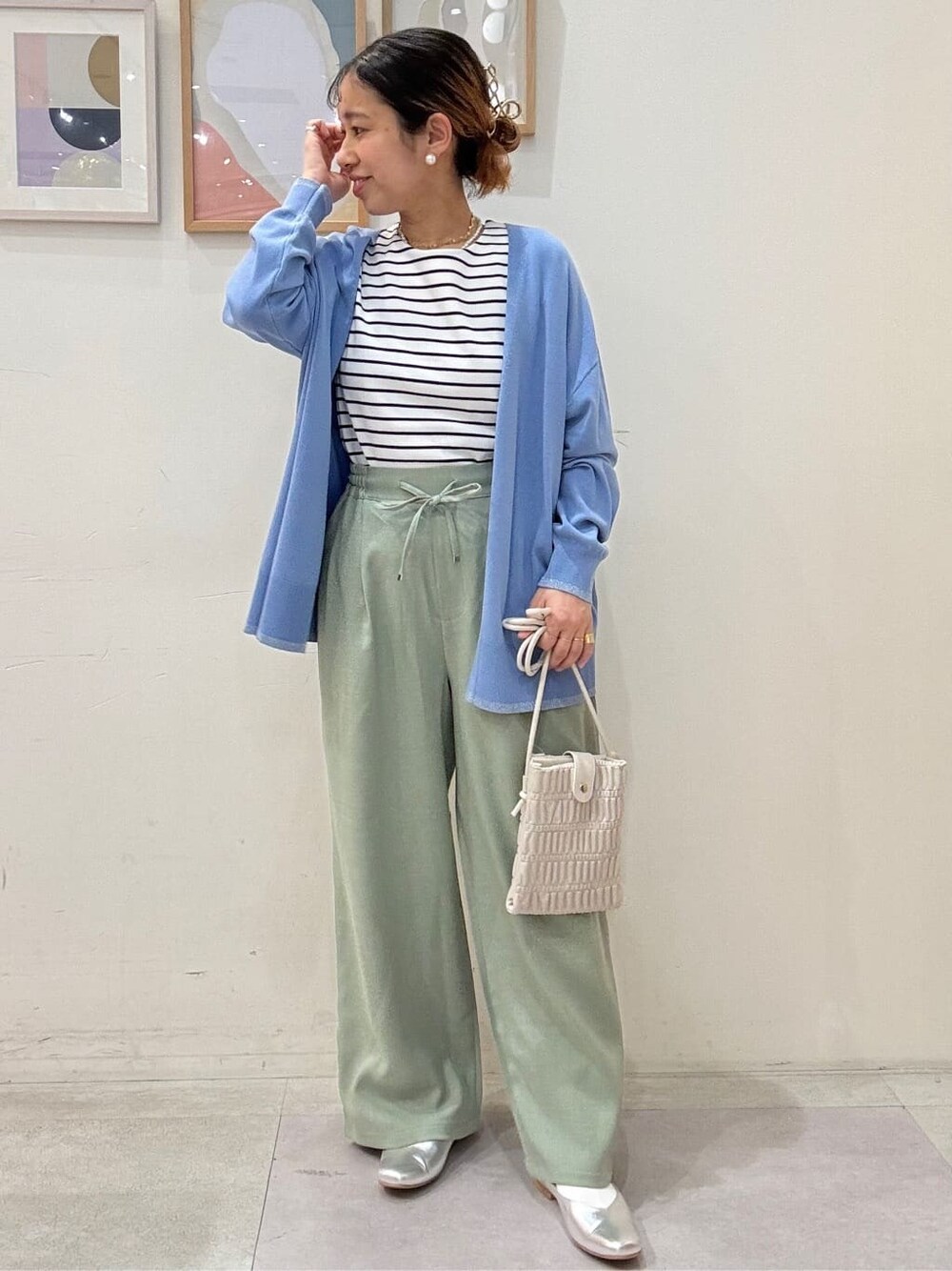 ブルー系のカーディガン/ボレロ、ホワイト系のTシャツ/カットソー、グリーン系のその他パンツを着用したレディースの春コーディネートの1枚目の写真