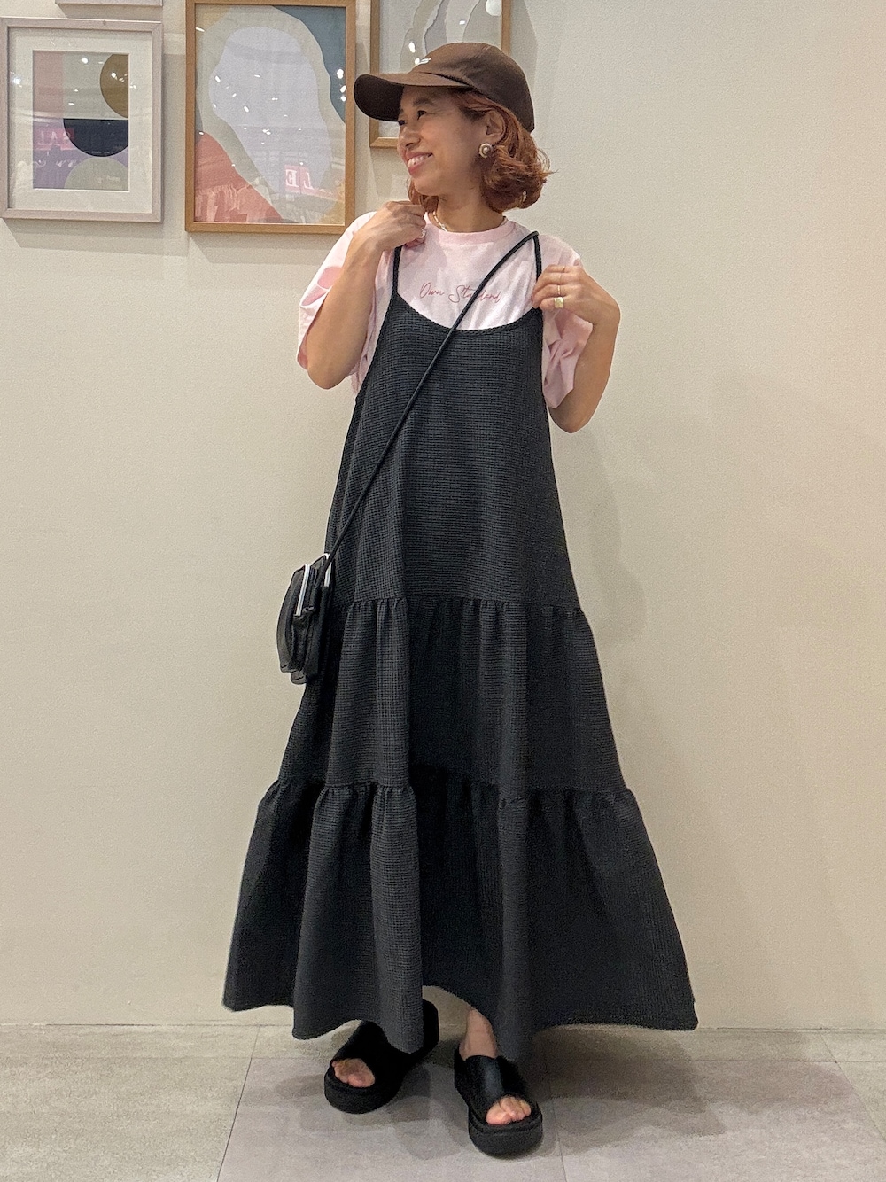 ピンク系のTシャツ/カットソー、グレー系のワンピース、ブラック系のショルダーバッグを着用したレディースの夏コーディネートの1枚目の写真