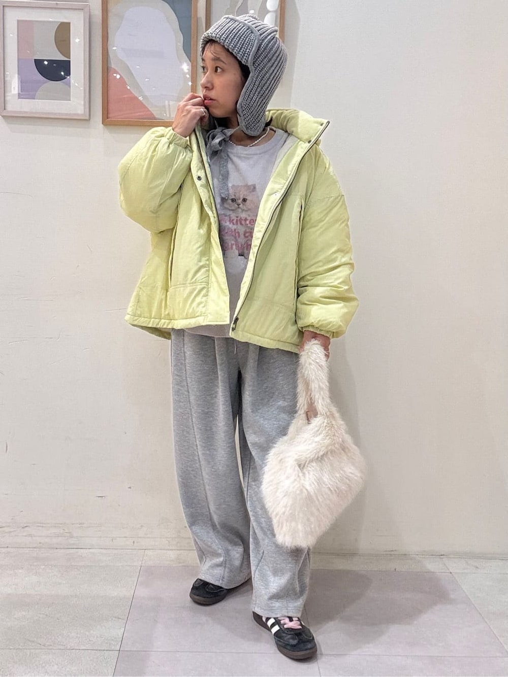 イエロー系のその他アウター、グレー系のニット/セーター、グレー系のその他パンツを着用したレディースの秋コーディネートの1枚目の写真