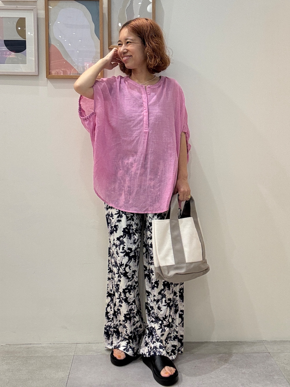 ピンク系のシャツ/ブラウス、シルバー系のタンクトップ、ブルー系のその他パンツを着用したレディースの夏コーディネートの1枚目の写真