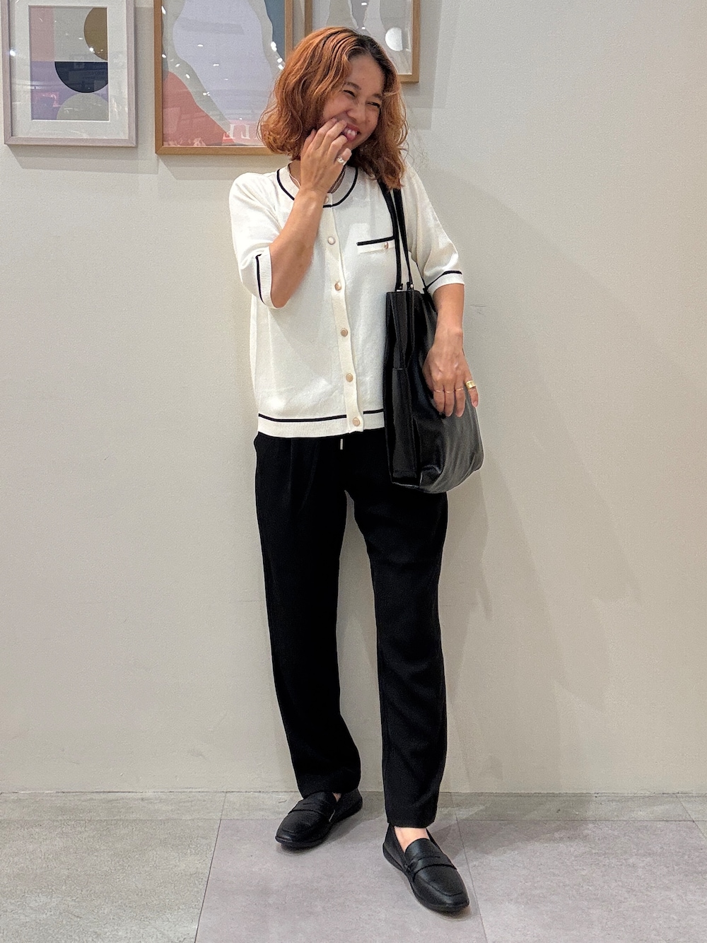 ホワイト系のカーディガン/ボレロ、ブラック系のその他パンツ、ブラック系のパンプスを着用したレディースの夏コーディネートの1枚目の写真