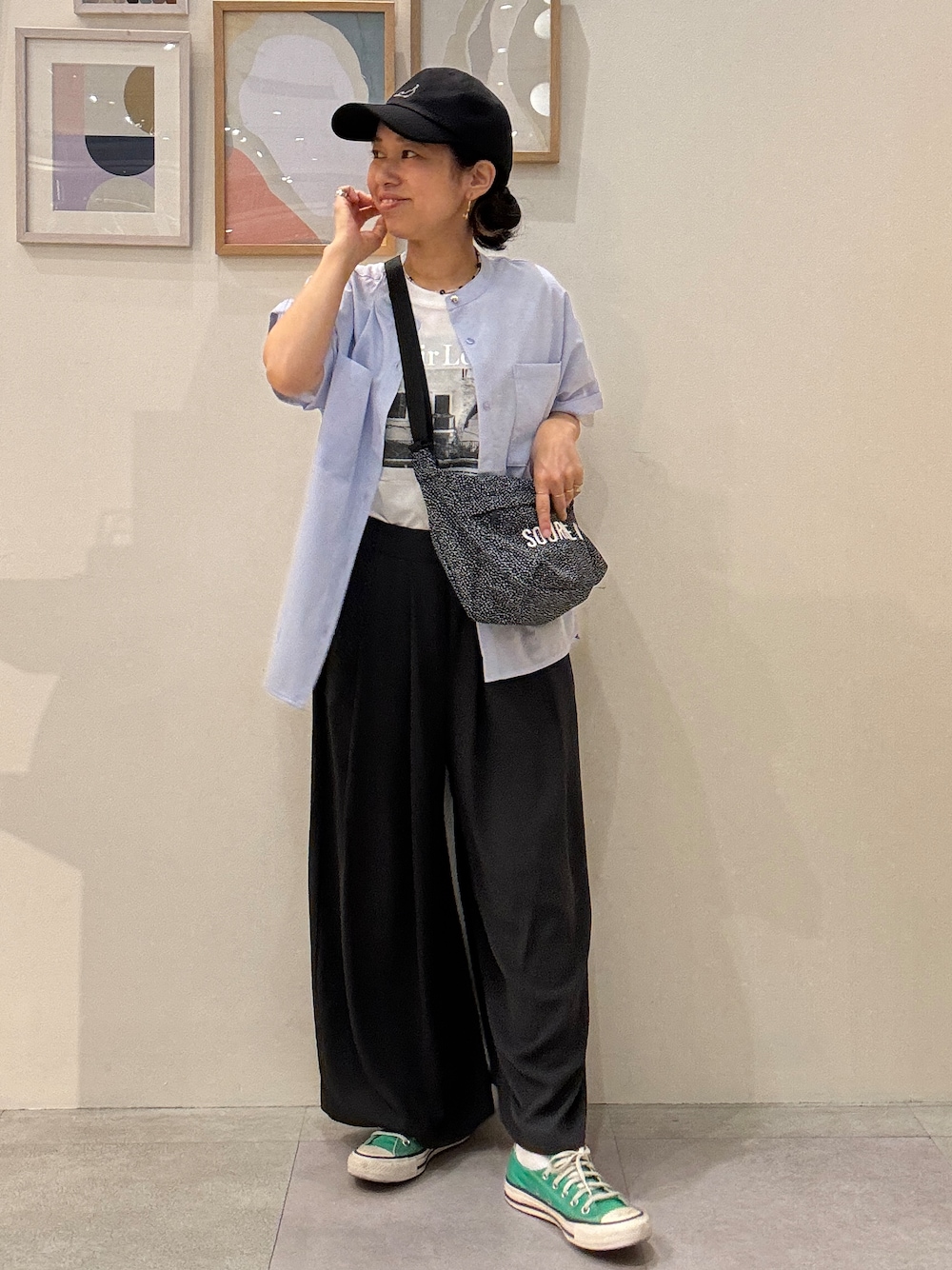 グレー系のダウンジャケット/コート、ブラック系のショルダーバッグ、ホワイト系のTシャツ/カットソーを着用したレディースの春コーディネートの1枚目の写真