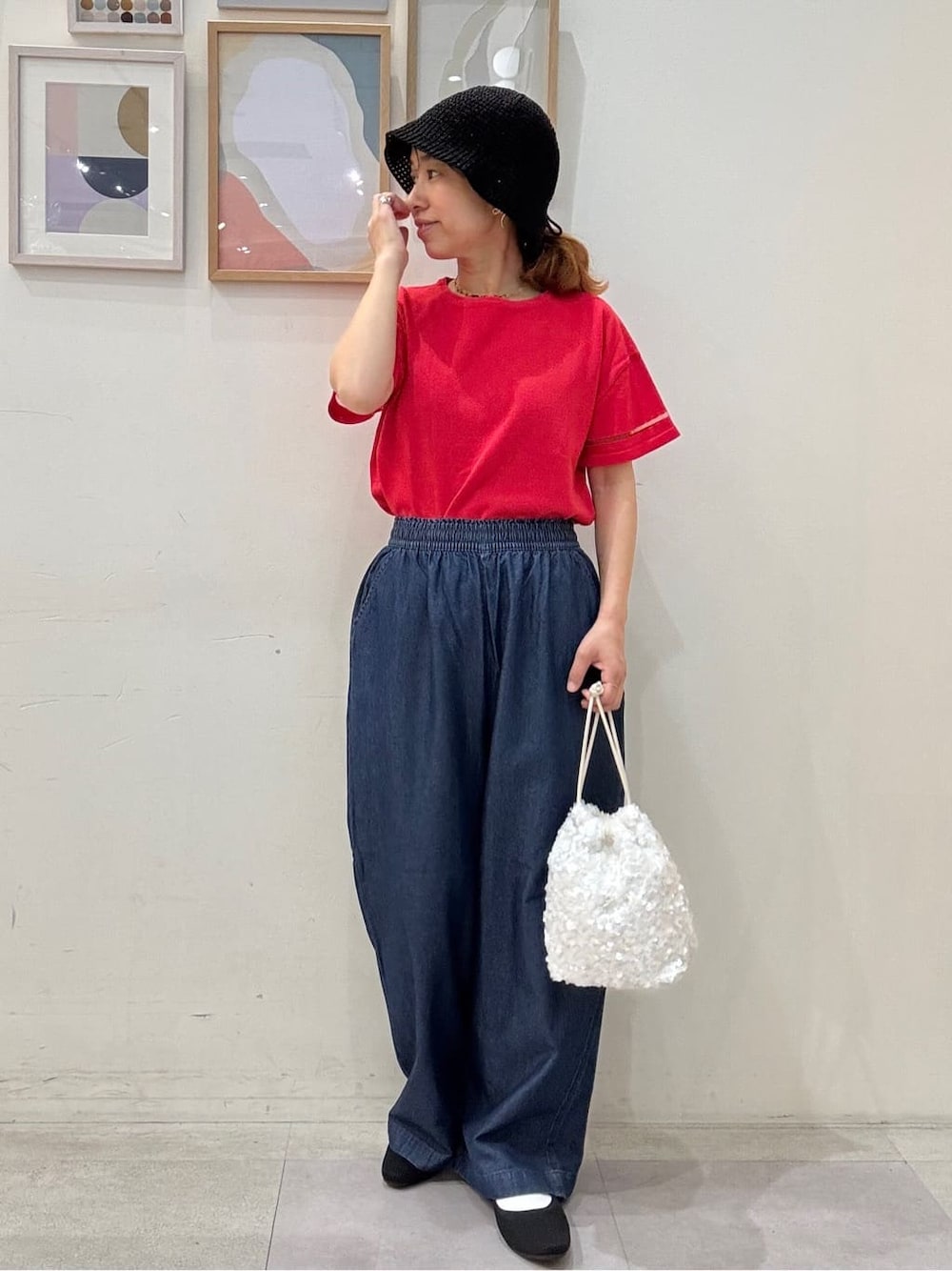 ピンク系のニット/セーター、ブルー系のその他パンツ、ホワイト系のショルダーバッグを着用したレディースの夏コーディネートの1枚目の写真