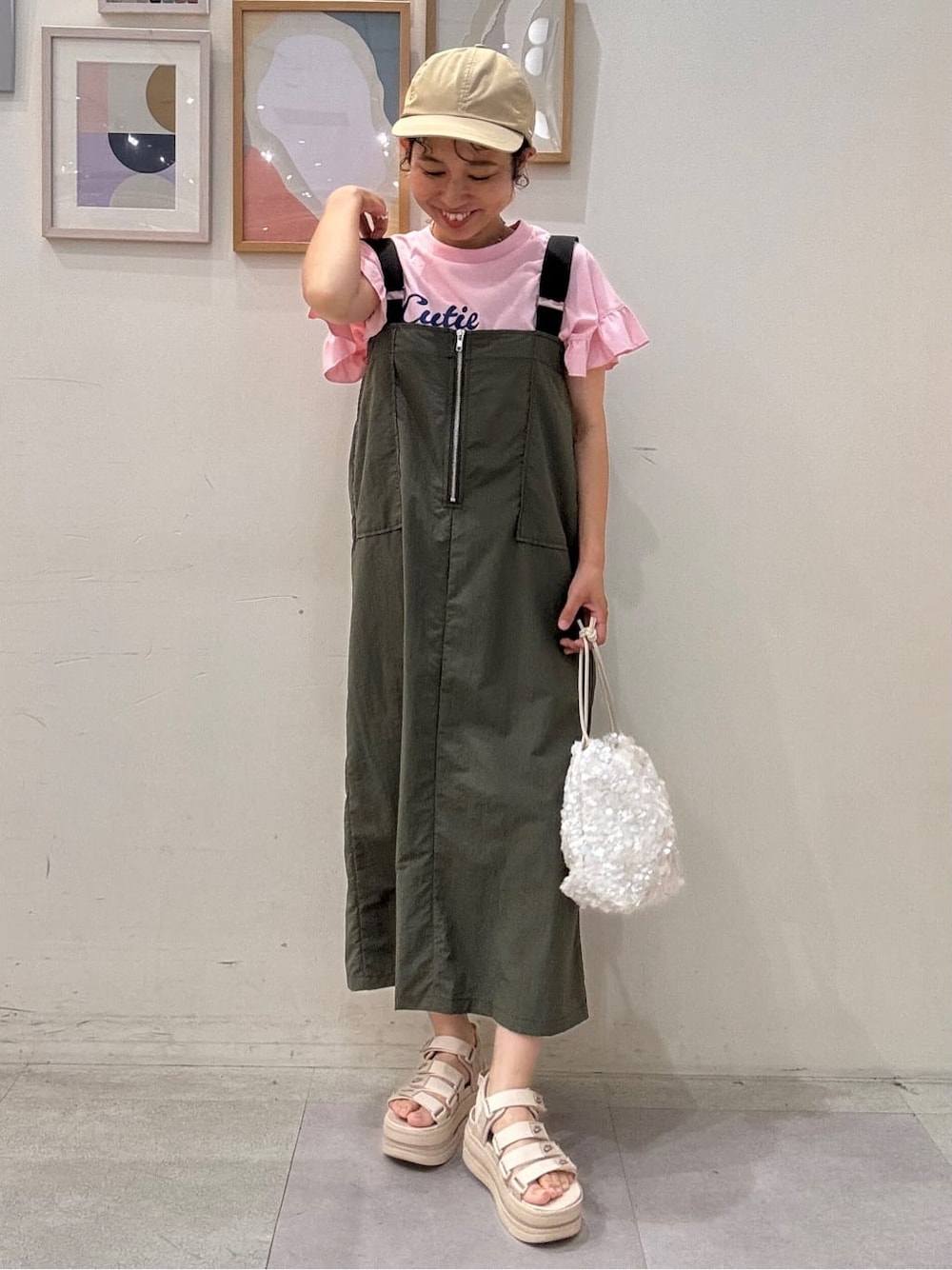 ピンク系のTシャツ/カットソー、グリーン系のワンピース、ホワイト系のショルダーバッグを着用したレディースの夏コーディネートの1枚目の写真
