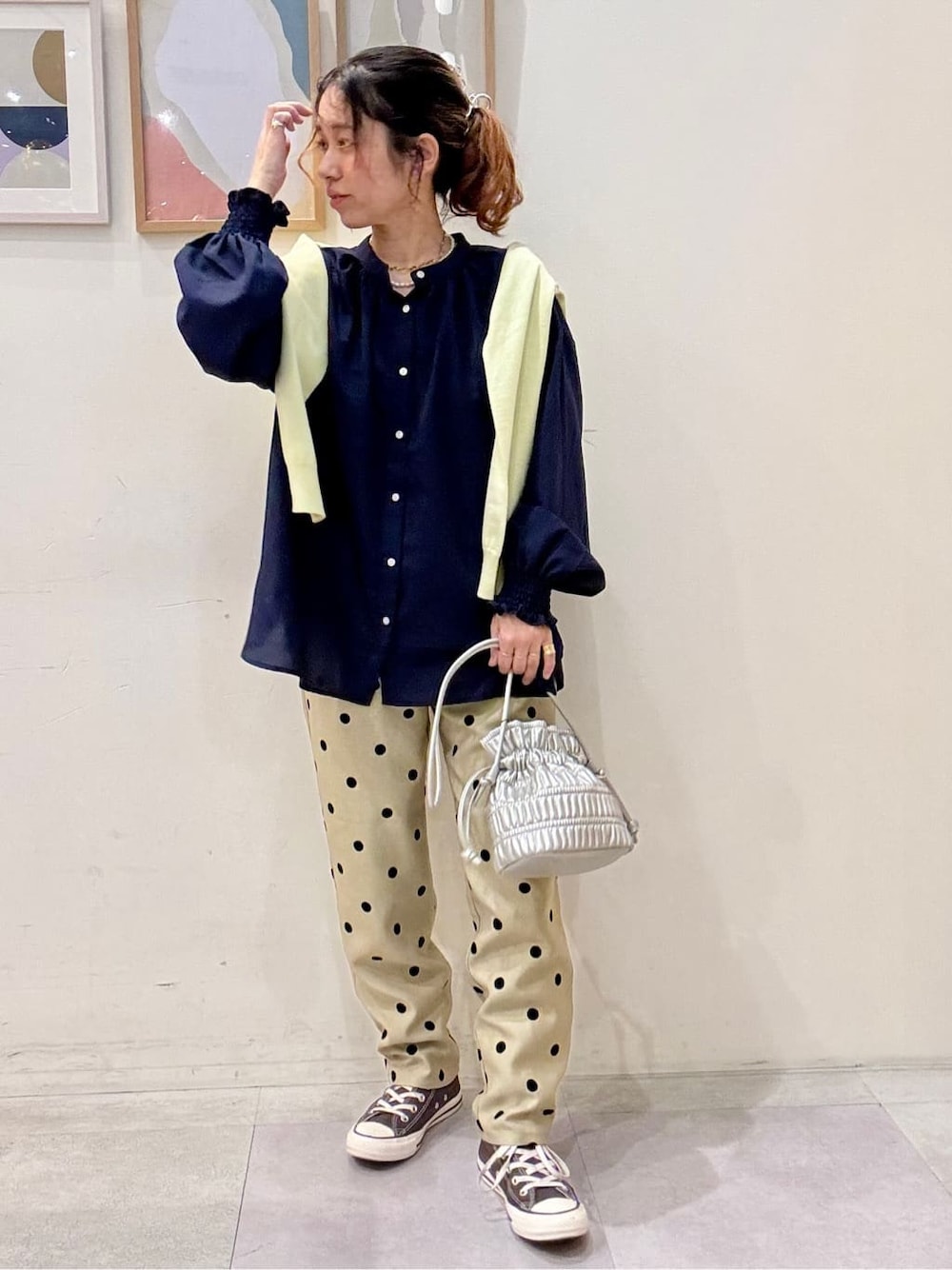 イエロー系のカーディガン/ボレロ、ブルー系のシャツ/ブラウス、ベージュ系のその他パンツを着用したレディースの春コーディネートの1枚目の写真