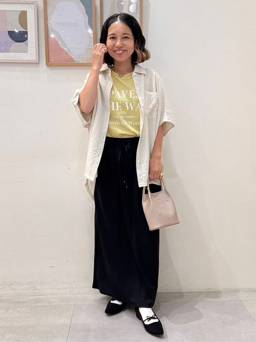 ベージュ系のシャツ/ブラウス、イエロー系のTシャツ/カットソー、ブルー系のスカートを着用したレディースの秋コーディネートの1枚目の写真