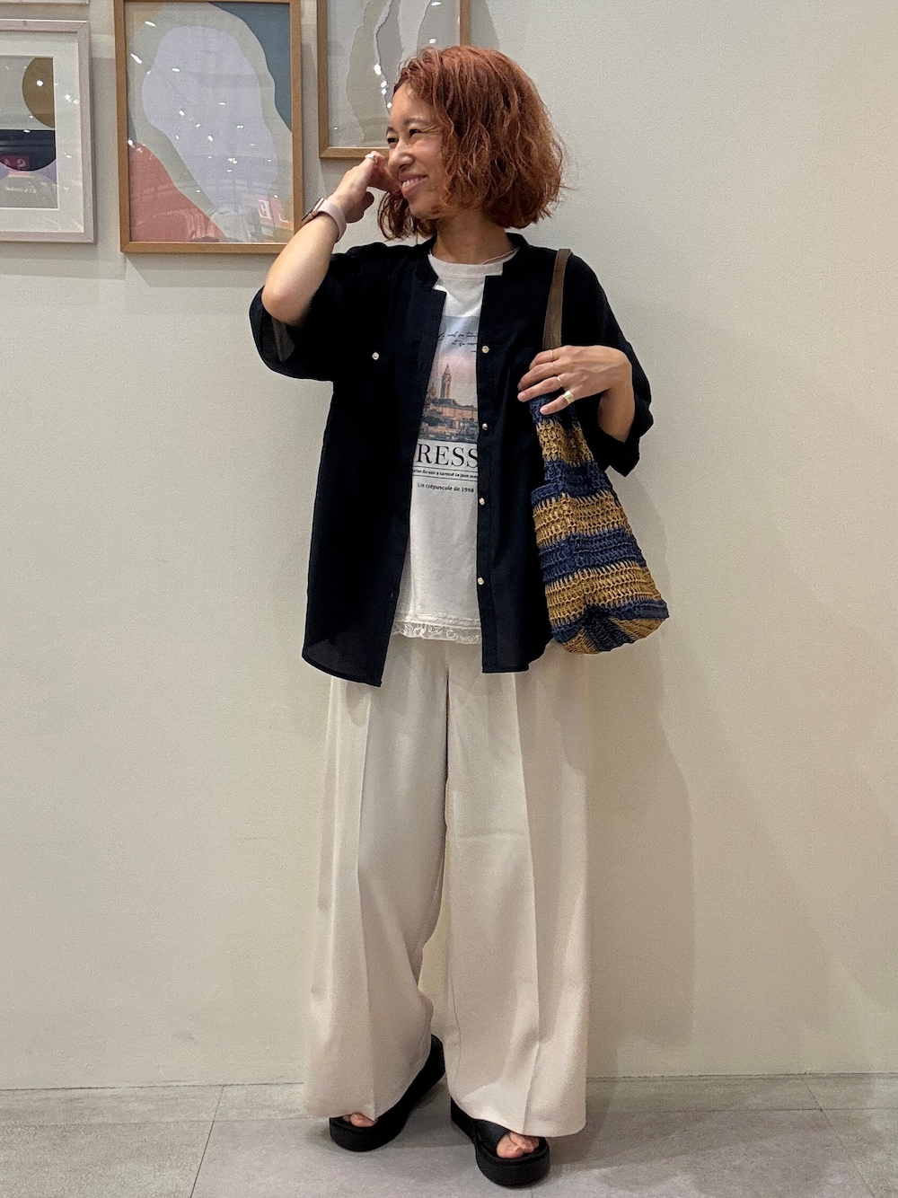 ブルー系のシャツ/ブラウス、ベージュ系のTシャツ/カットソー、グリーン系のその他パンツを着用したレディースの夏コーディネートの1枚目の写真