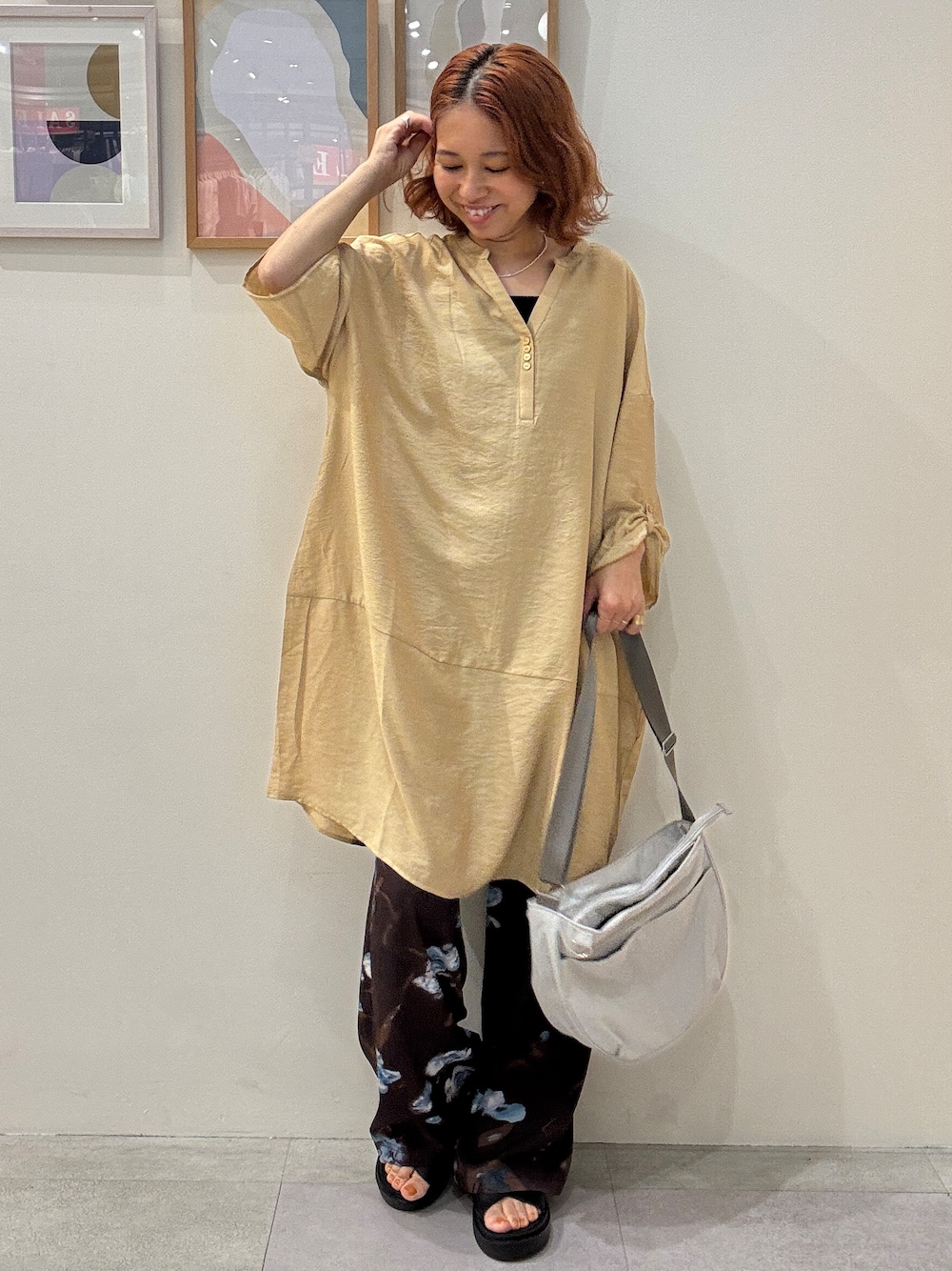 イエロー系のワンピース、ブラウン系のその他パンツ、グレー系のショルダーバッグを着用したレディースの夏コーディネートの1枚目の写真