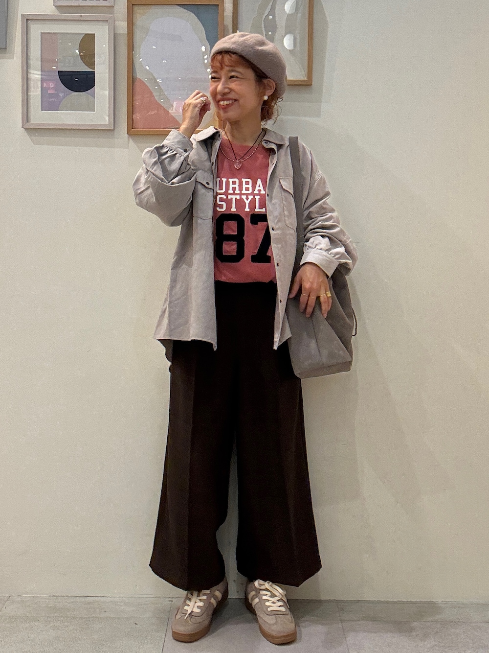ピンク系のTシャツ/カットソー、ブラウン系のその他パンツ、ベージュ系のスニーカーを着用したレディースの秋コーディネートの1枚目の写真