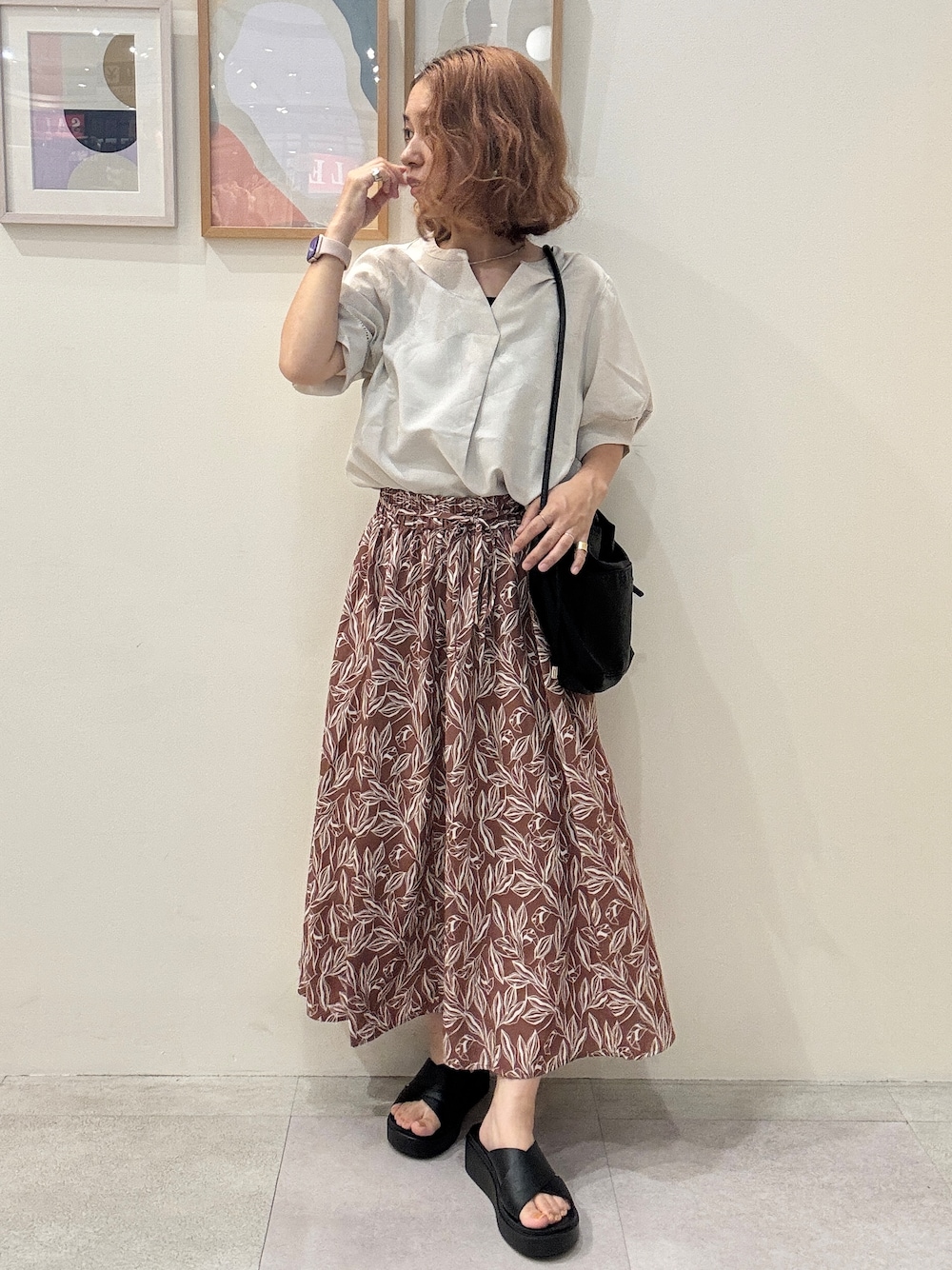 ホワイト系のシャツ/ブラウス、レッド系のスカート、ブラック系のサンダルを着用したレディースの夏コーディネートの1枚目の写真