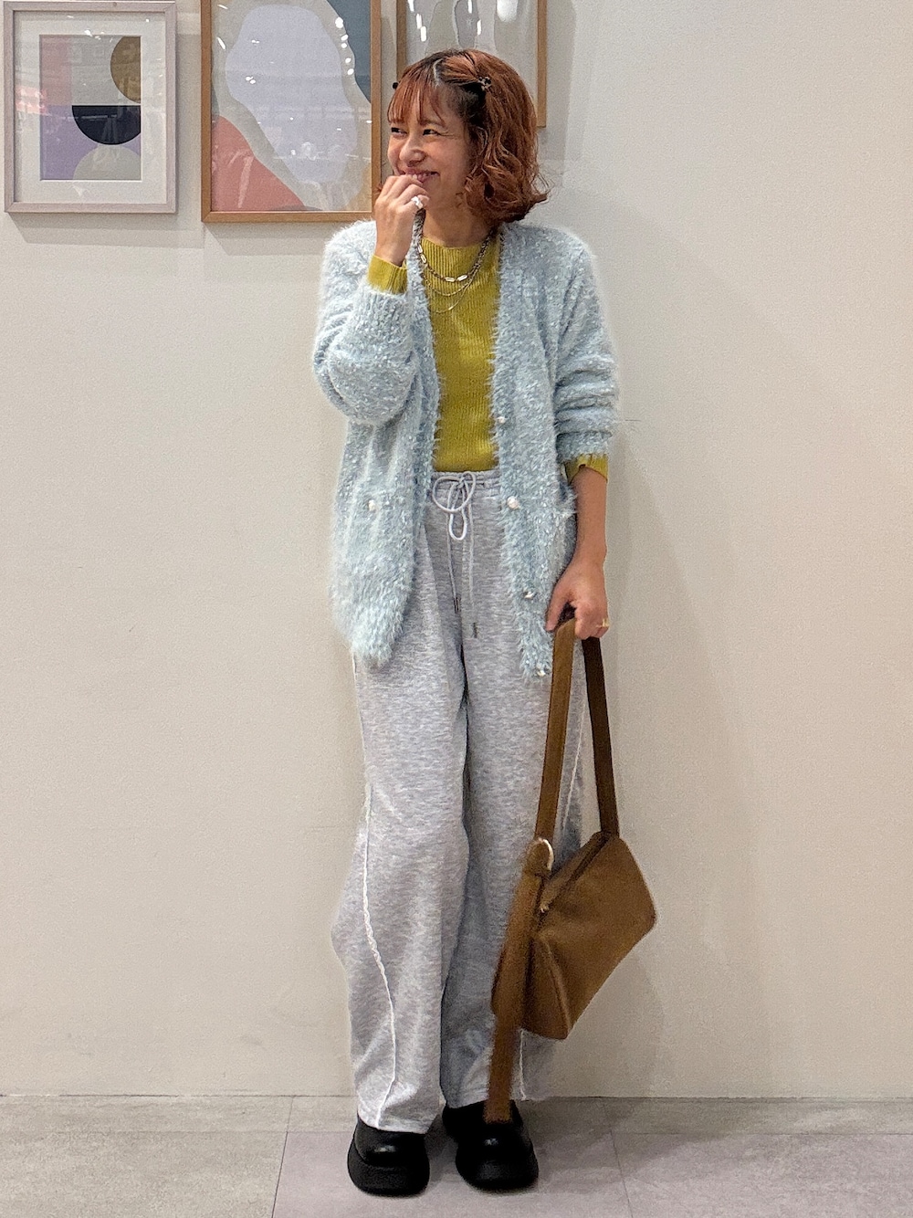 グリーン系のカーディガン/ボレロ、グリーン系のニット/セーター、グレー系のその他パンツを着用したレディースの秋コーディネートの1枚目の写真