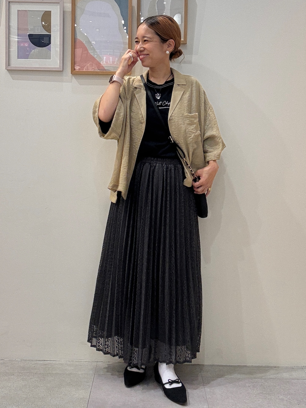 ブラウン系のシャツ/ブラウス、ブラック系のTシャツ/カットソー、ブラック系のスカートを着用したレディースの夏コーディネートの1枚目の写真