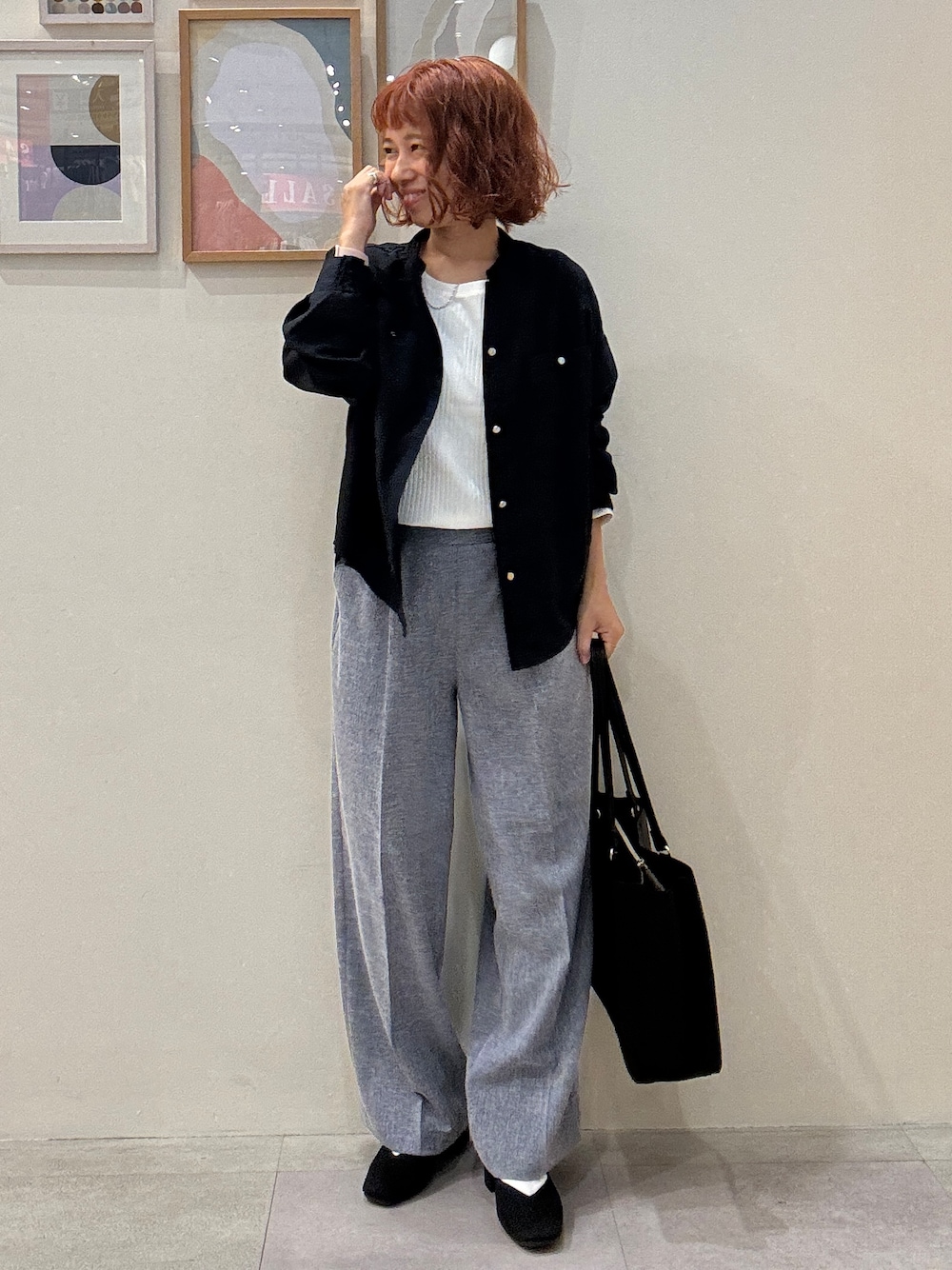 ブルー系のシャツ/ブラウス、ホワイト系のTシャツ/カットソー、ブルー系のその他パンツを着用したレディースの秋コーディネートの1枚目の写真