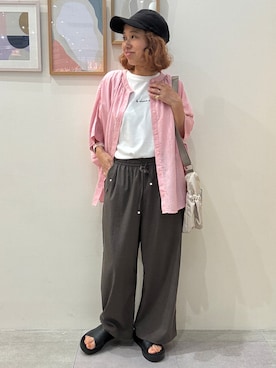 「SHOO・LA・RUE（シューラルー）の【ひんやり/洗濯機可/体型カバー】二の腕隠れる ゆるっと襟ギャザーレーヨンブラウス（シャツ/ブラウス、ピンク系）」を使った、たけぴさん（レディース・150cm）の夏コーディネート