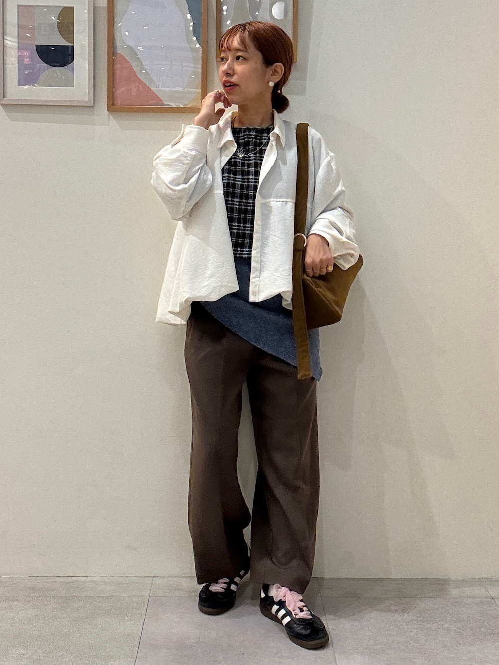ホワイト系のシャツ/ブラウス、ブラック系のTシャツ/カットソー、ブラウン系のその他パンツを着用したレディースの秋コーディネートの1枚目の写真