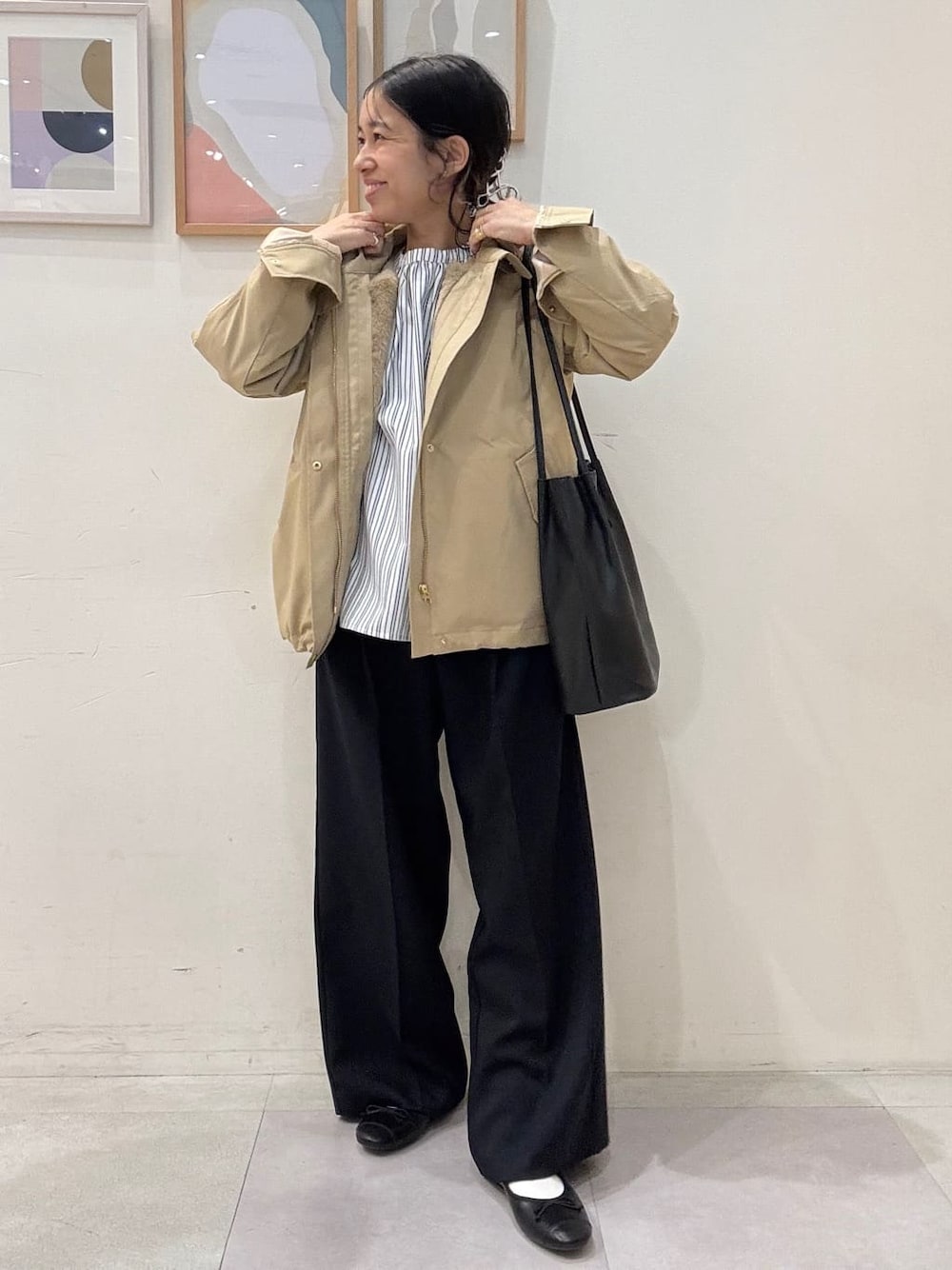 ベージュ系のブルゾン、ホワイト系のシャツ/ブラウス、ブルー系のその他パンツを着用したレディースの秋コーディネートの1枚目の写真