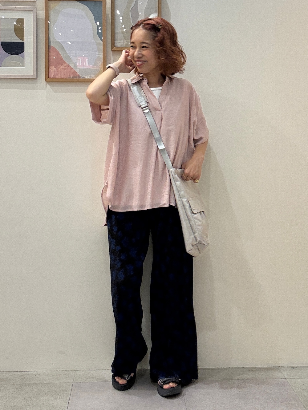 ピンク系のその他トップス、ブルー系のその他パンツ、シルバー系のショルダーバッグを着用したレディースの夏コーディネートの1枚目の写真