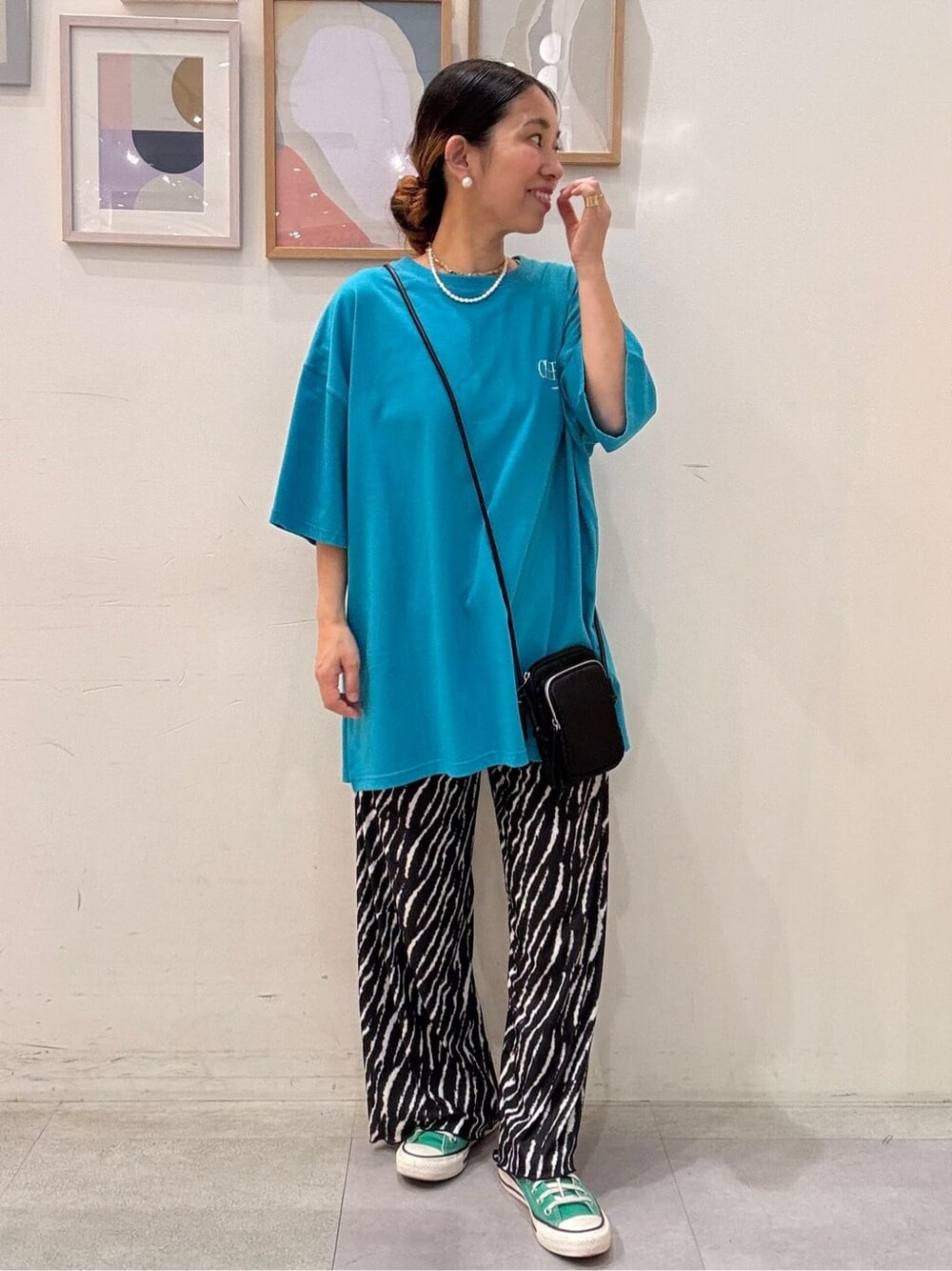 ブルー系のTシャツ/カットソー、ブラック系のその他パンツ、ブラック系のショルダーバッグを着用したレディースの夏コーディネートの1枚目の写真