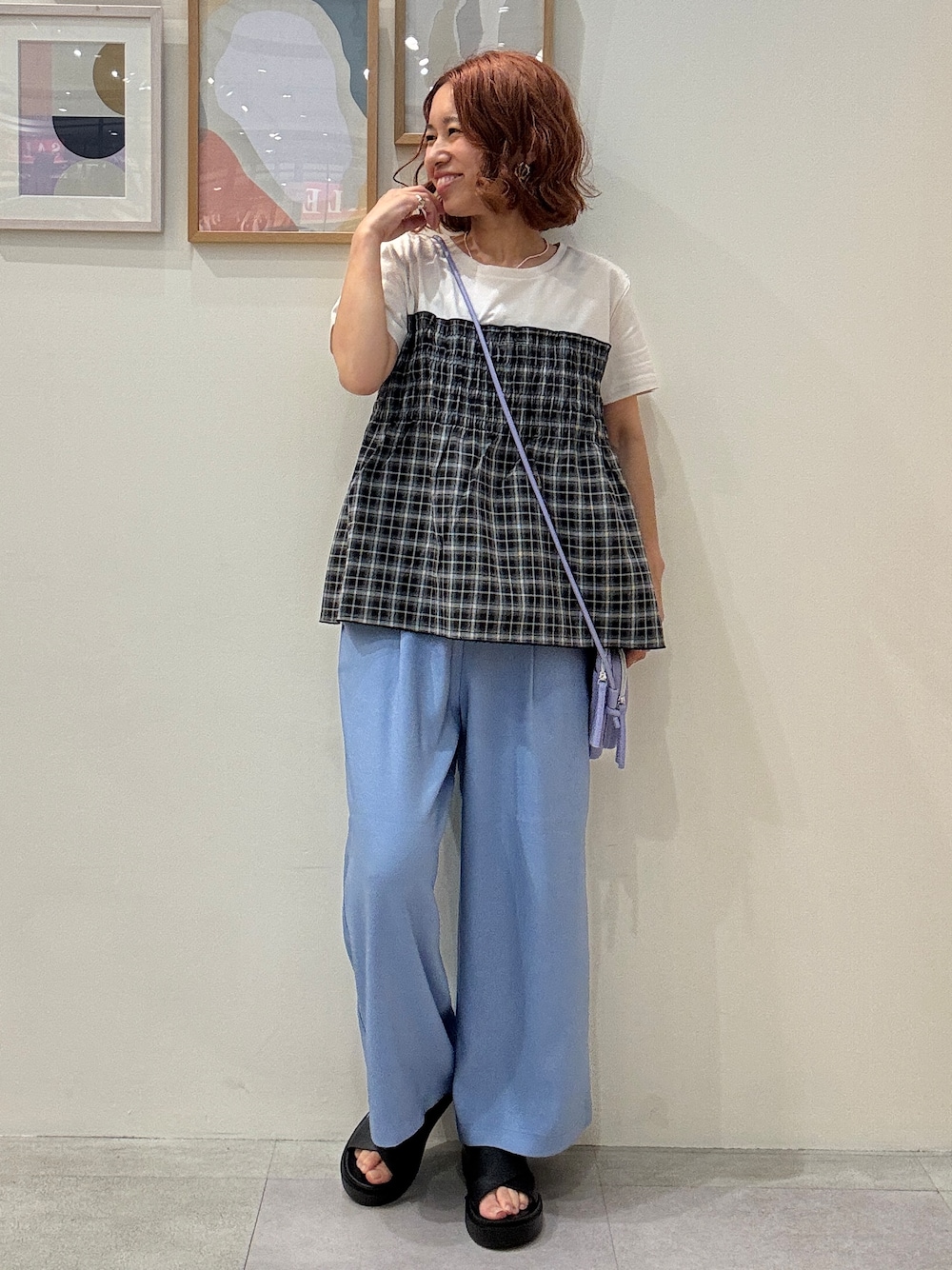 ブラック系のTシャツ/カットソー、ブルー系のその他パンツ、パープル系のショルダーバッグを着用したレディースの夏コーディネートの1枚目の写真