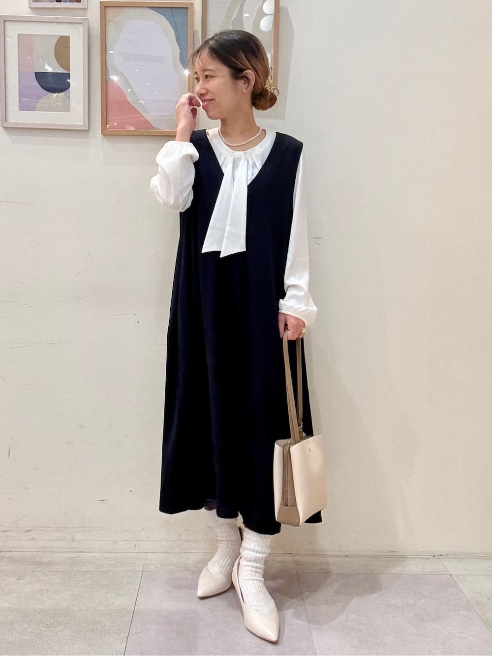 ホワイト系のシャツ/ブラウス、ブルー系のワンピース、ベージュ系のショルダーバッグを着用したレディースの冬コーディネートの1枚目の写真