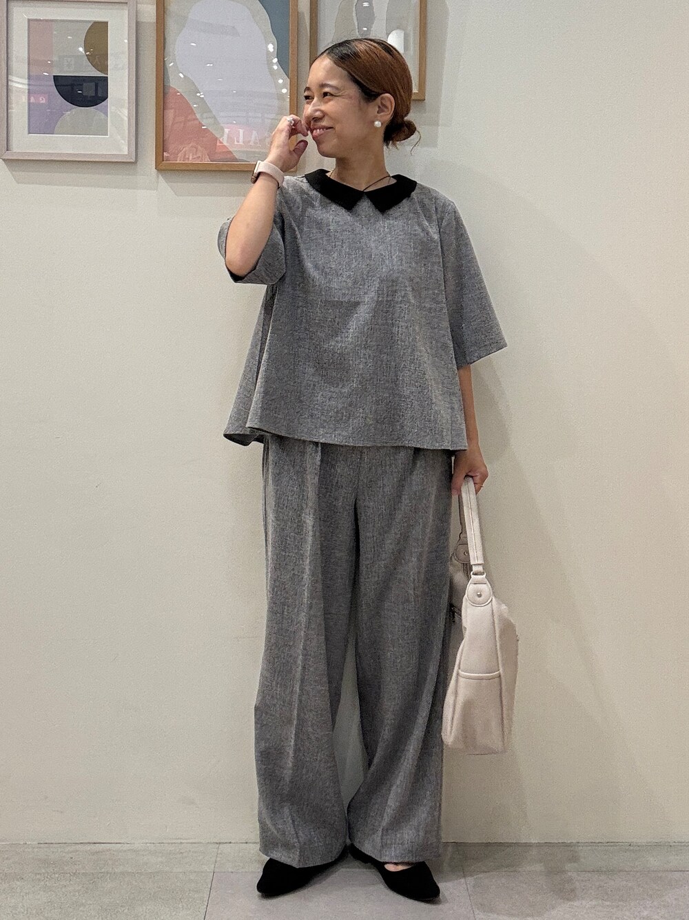 グレー系のシャツ/ブラウス、グレー系のその他パンツ、ホワイト系のショルダーバッグを着用したレディースの夏コーディネートの1枚目の写真