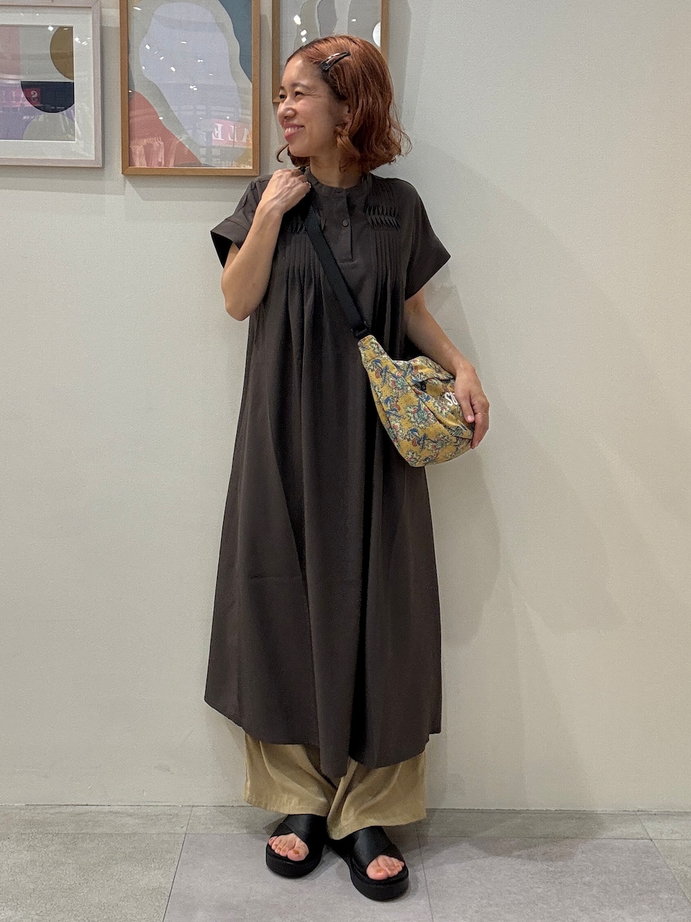 ブラウン系のワンピース、イエロー系のその他パンツ、イエロー系のショルダーバッグを着用したレディースの夏コーディネートの1枚目の写真