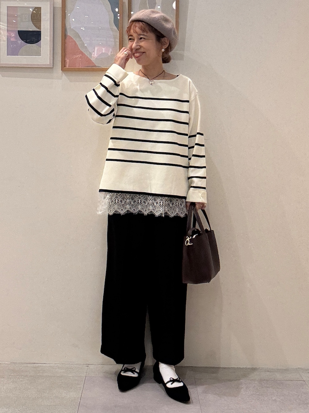 ベージュ系のニット/セーター、ホワイト系のTシャツ/カットソー、ブラック系のその他パンツを着用したレディースの秋コーディネートの1枚目の写真
