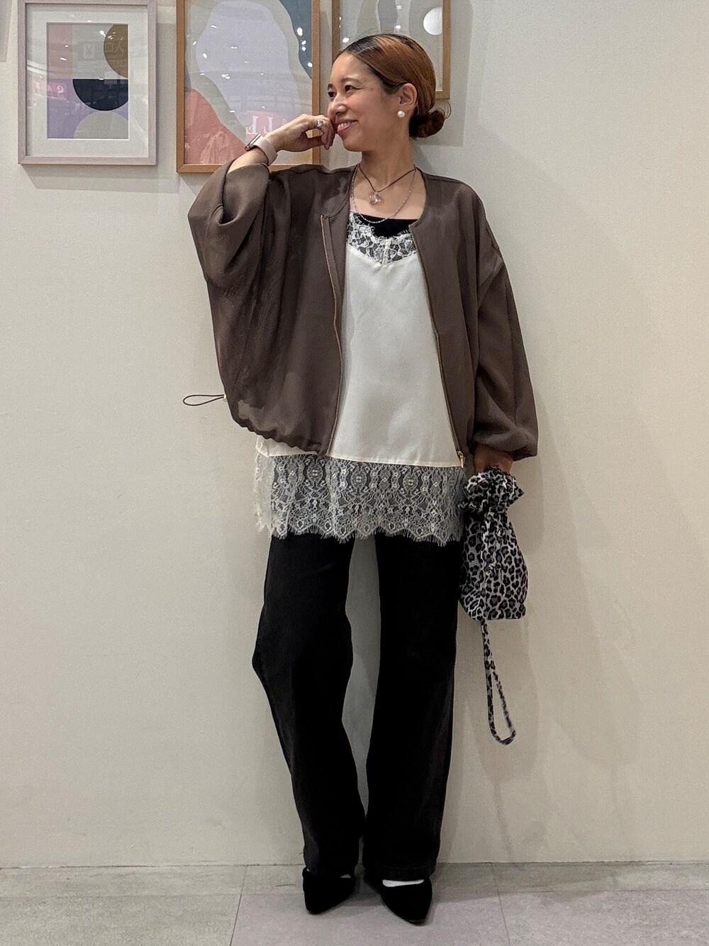 ブラウン系のブルゾン、ホワイト系のTシャツ/カットソー、ブラック系のデニムパンツを着用したレディースの夏コーディネートの1枚目の写真