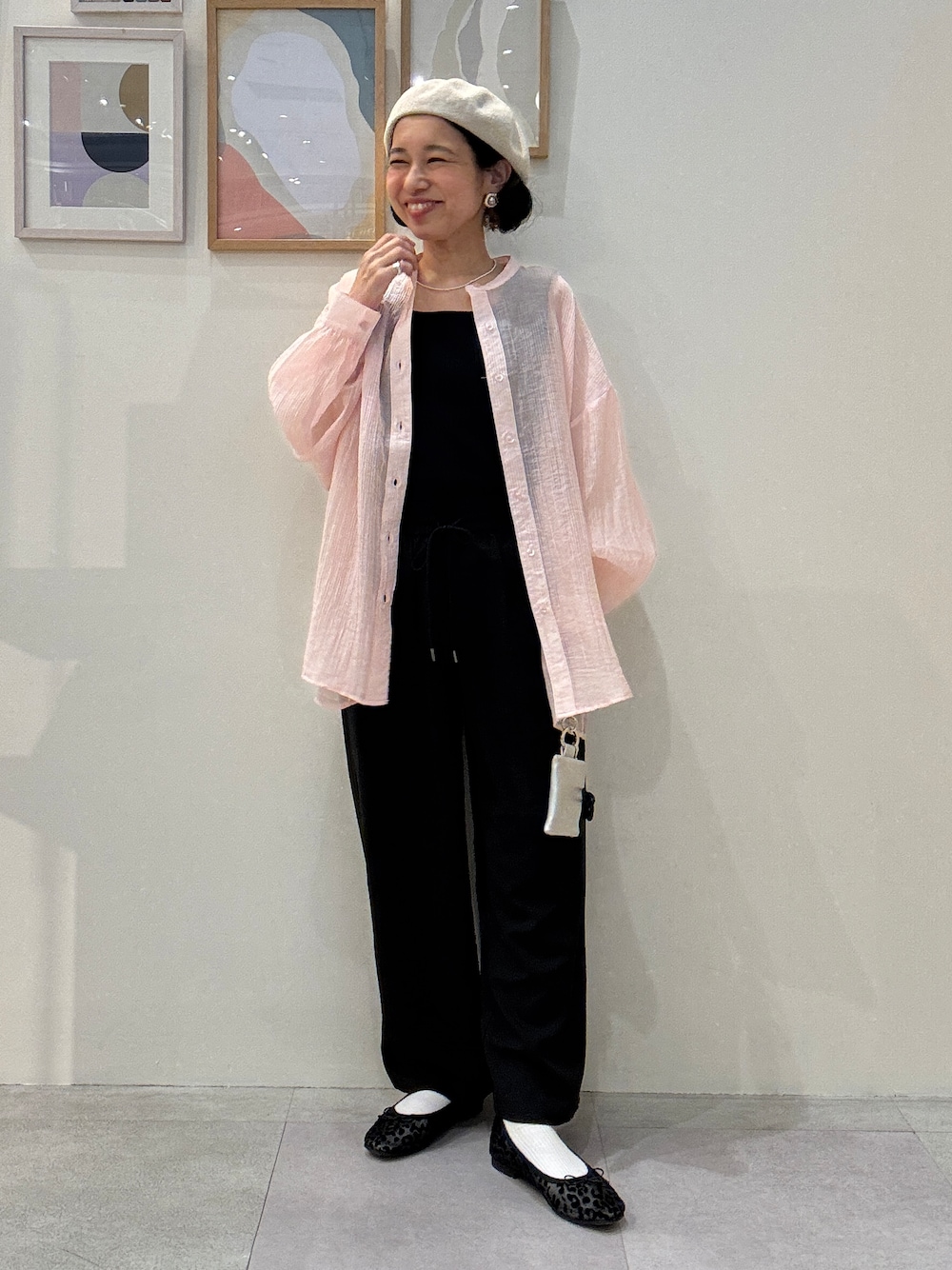 ピンク系のシャツ/ブラウス、ブラック系のタンクトップ、ブラック系のその他パンツを着用したレディースの春コーディネートの1枚目の写真