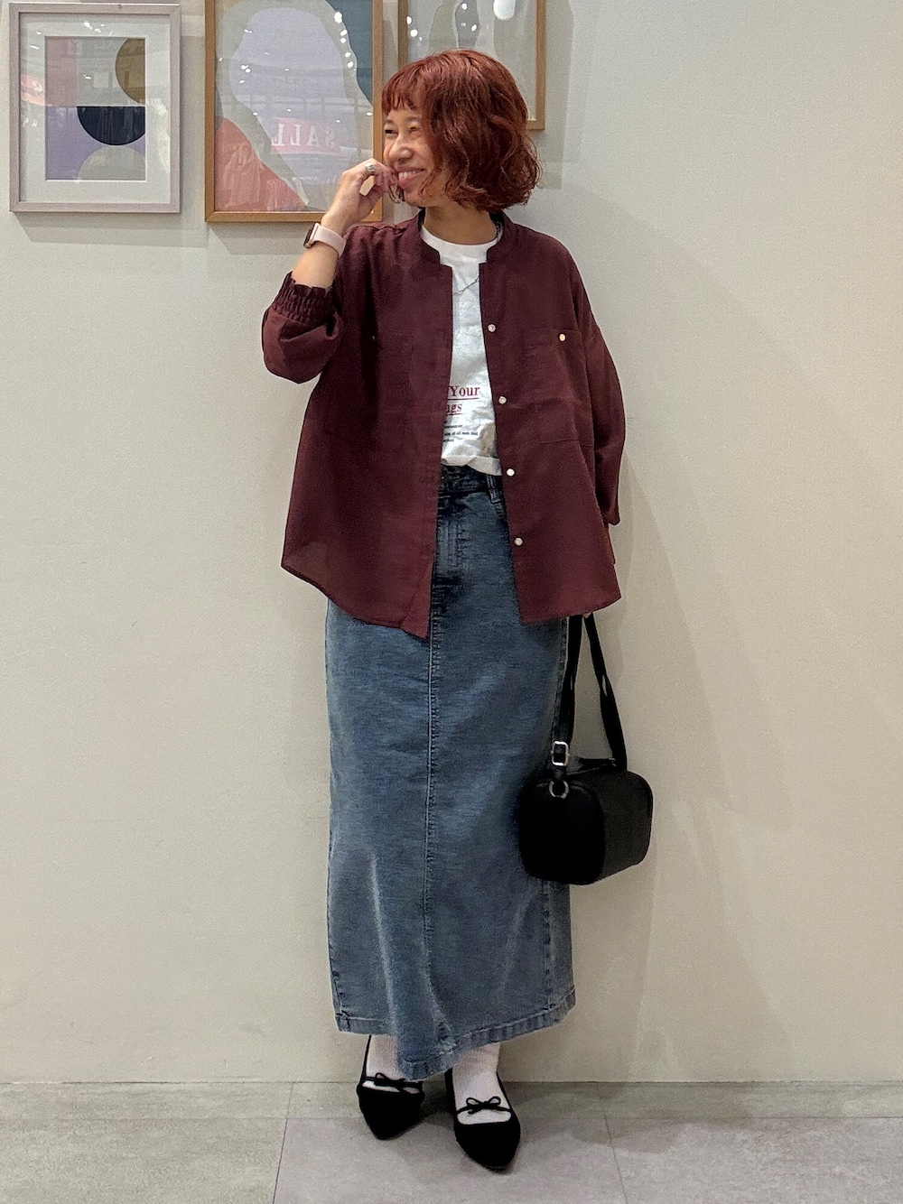 レッド系のシャツ/ブラウス、ホワイト系のTシャツ/カットソー、ブルー系のデニムスカートを着用したレディースの夏コーディネートの1枚目の写真