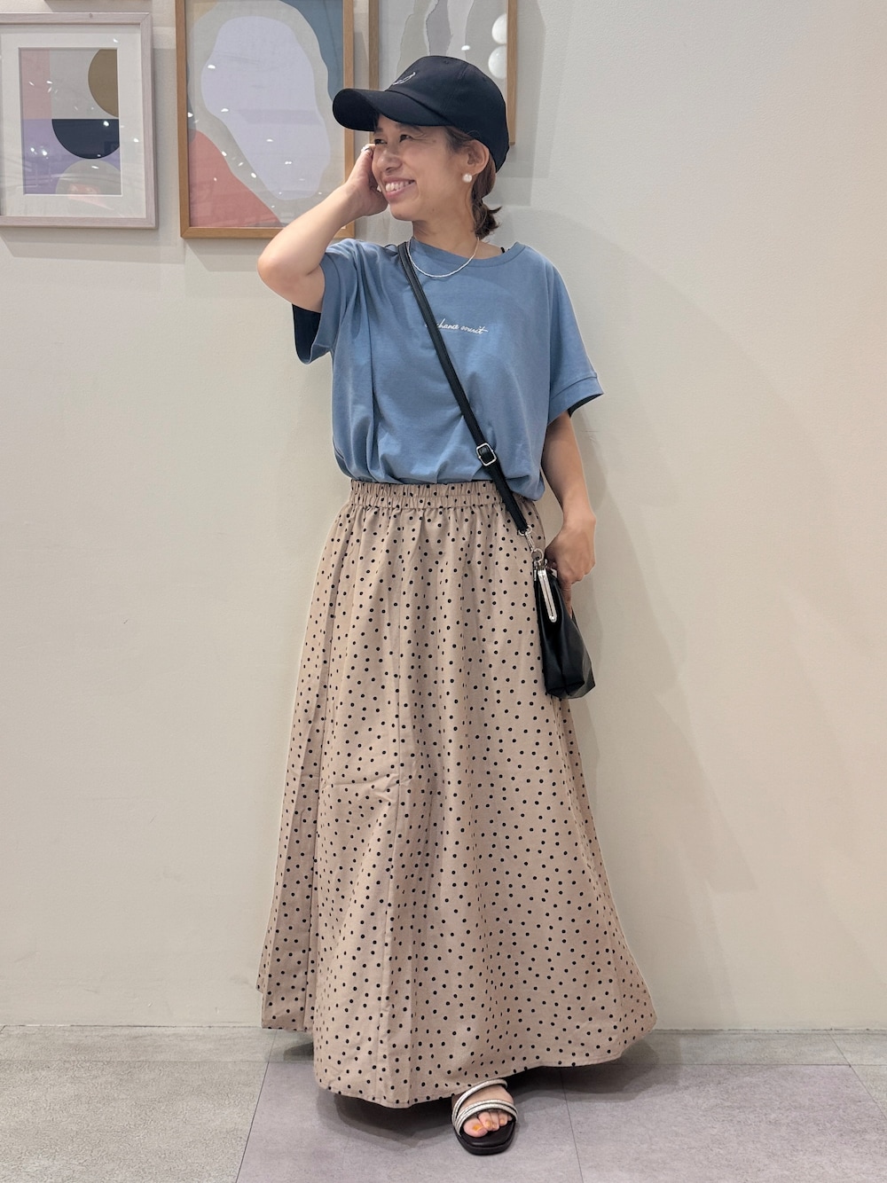 ブルー系のTシャツ/カットソー、ブラウン系のスカート、ブラウン系のサンダルを着用したレディースの夏コーディネートの1枚目の写真