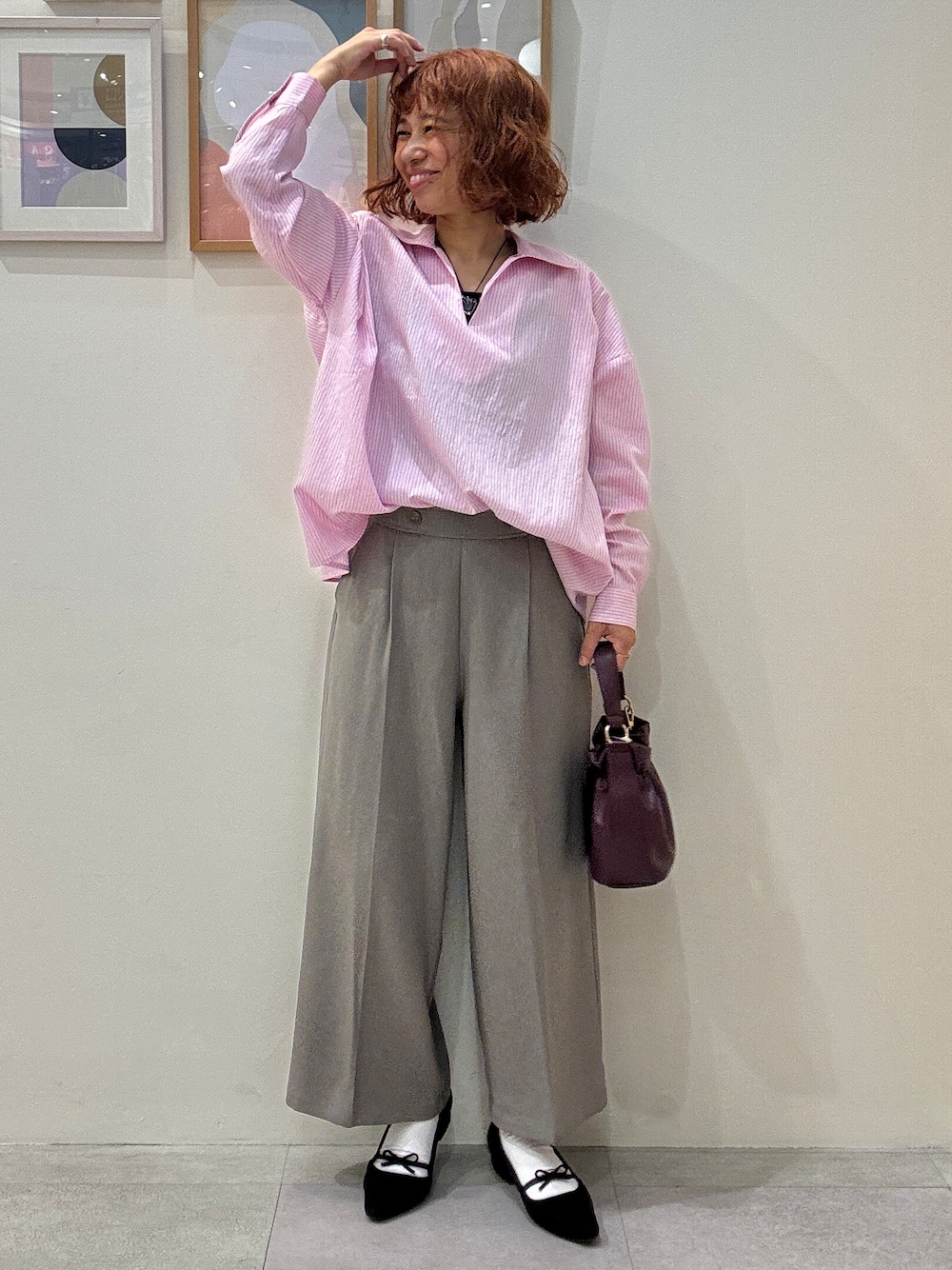 ピンク系のシャツ/ブラウス、ベージュ系のその他パンツ、レッド系のショルダーバッグを着用したレディースの秋コーディネートの1枚目の写真