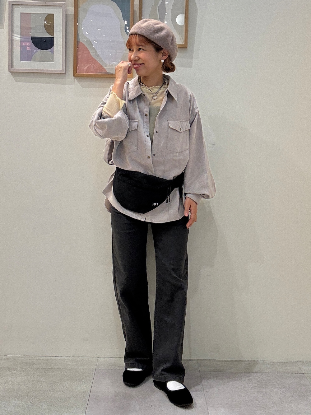 ベージュ系のシャツ/ブラウス、イエロー系のTシャツ/カットソー、ブラック系のデニムパンツを着用したレディースの秋コーディネートの1枚目の写真