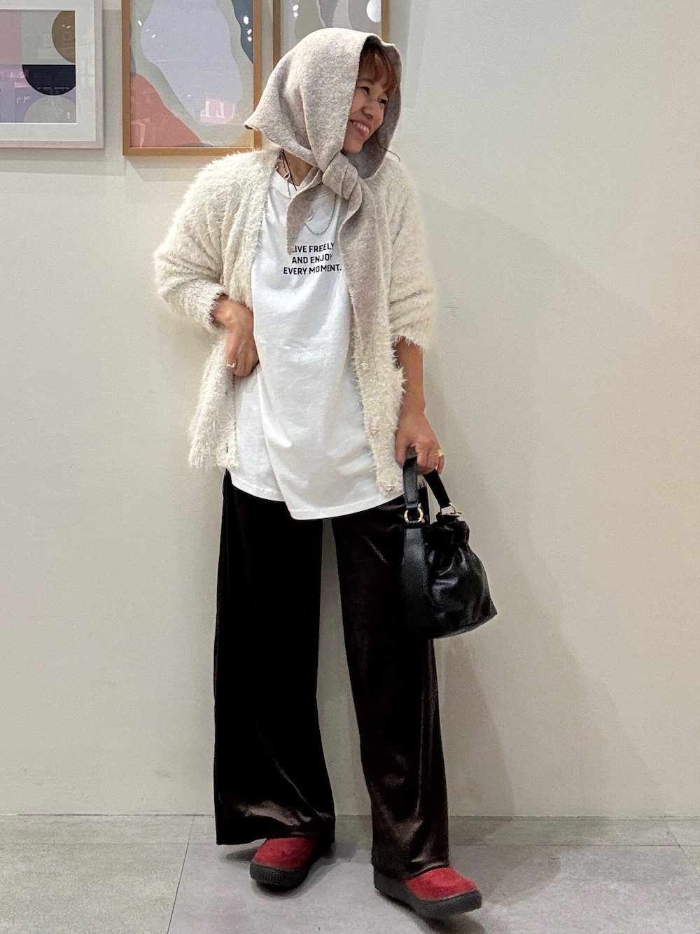 ホワイト系のカーディガン/ボレロ、ホワイト系のTシャツ/カットソー、ブラウン系のその他パンツを着用したレディースの秋コーディネートの1枚目の写真