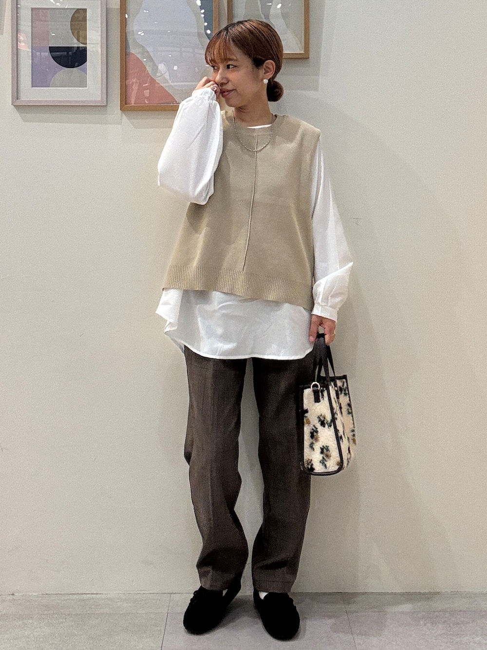 ブラウン系のその他パンツ、ブラック系のパンプス、ブラウン系のトートバッグを着用したレディースの秋コーディネートの1枚目の写真