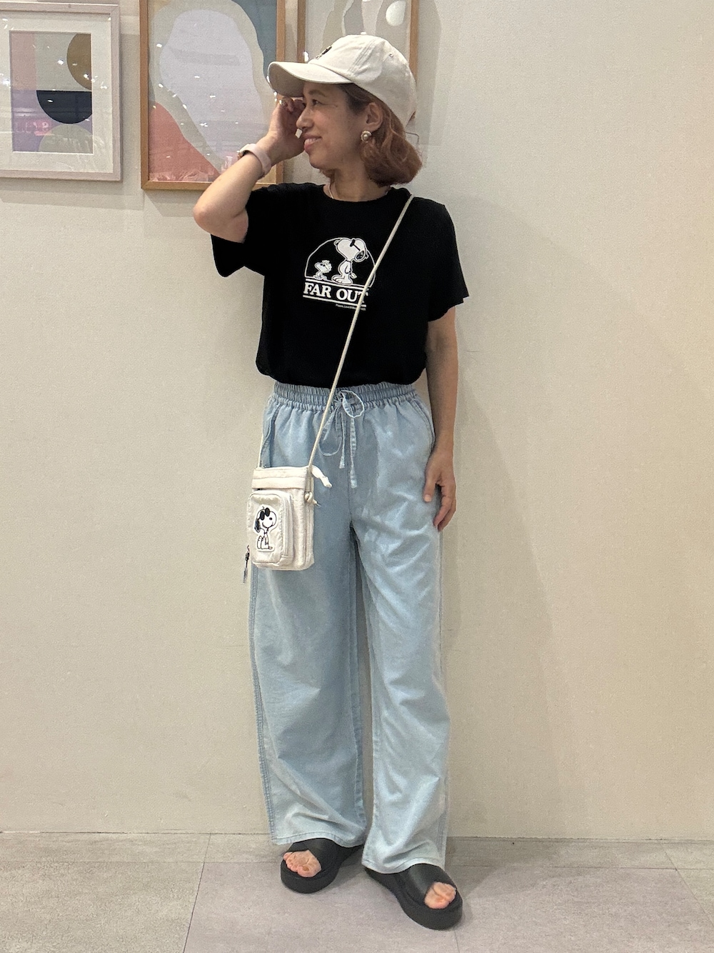 ブラック系のTシャツ/カットソー、ブルー系のデニムパンツ、ブラック系のサンダルを着用したレディースの夏コーディネートの1枚目の写真