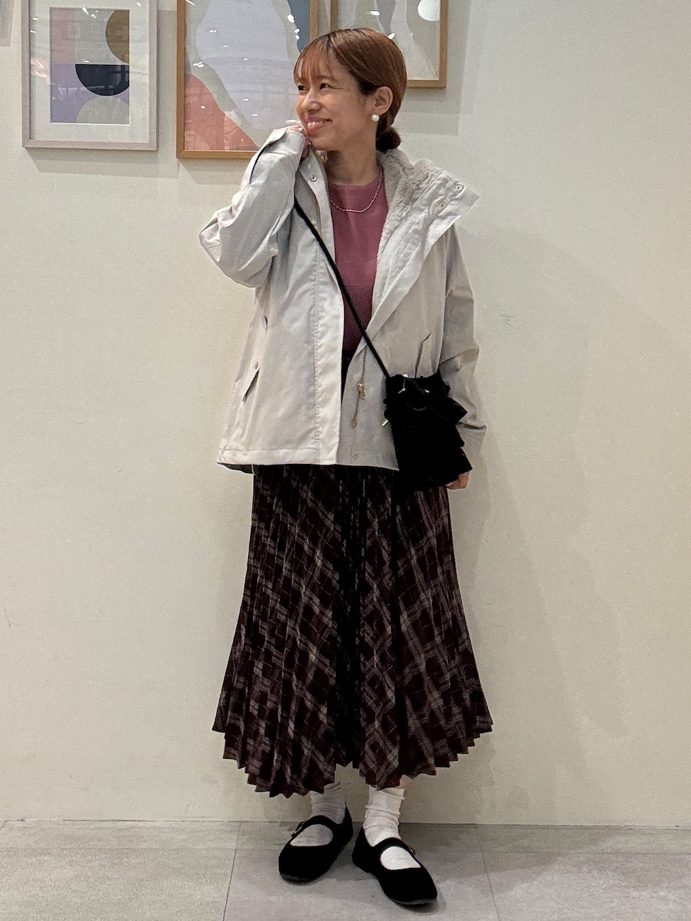 ベージュ系のブルゾン、ピンク系のニット/セーター、ブラック系のショルダーバッグを着用したレディースの秋コーディネートの1枚目の写真