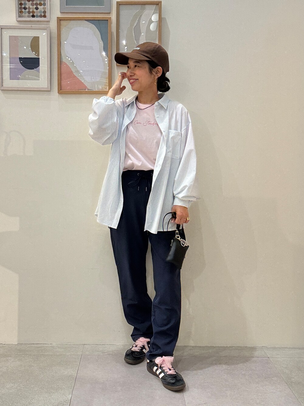 ブルー系のシャツ/ブラウス、ピンク系のTシャツ/カットソー、ブルー系のその他パンツを着用したレディースの春コーディネートの1枚目の写真