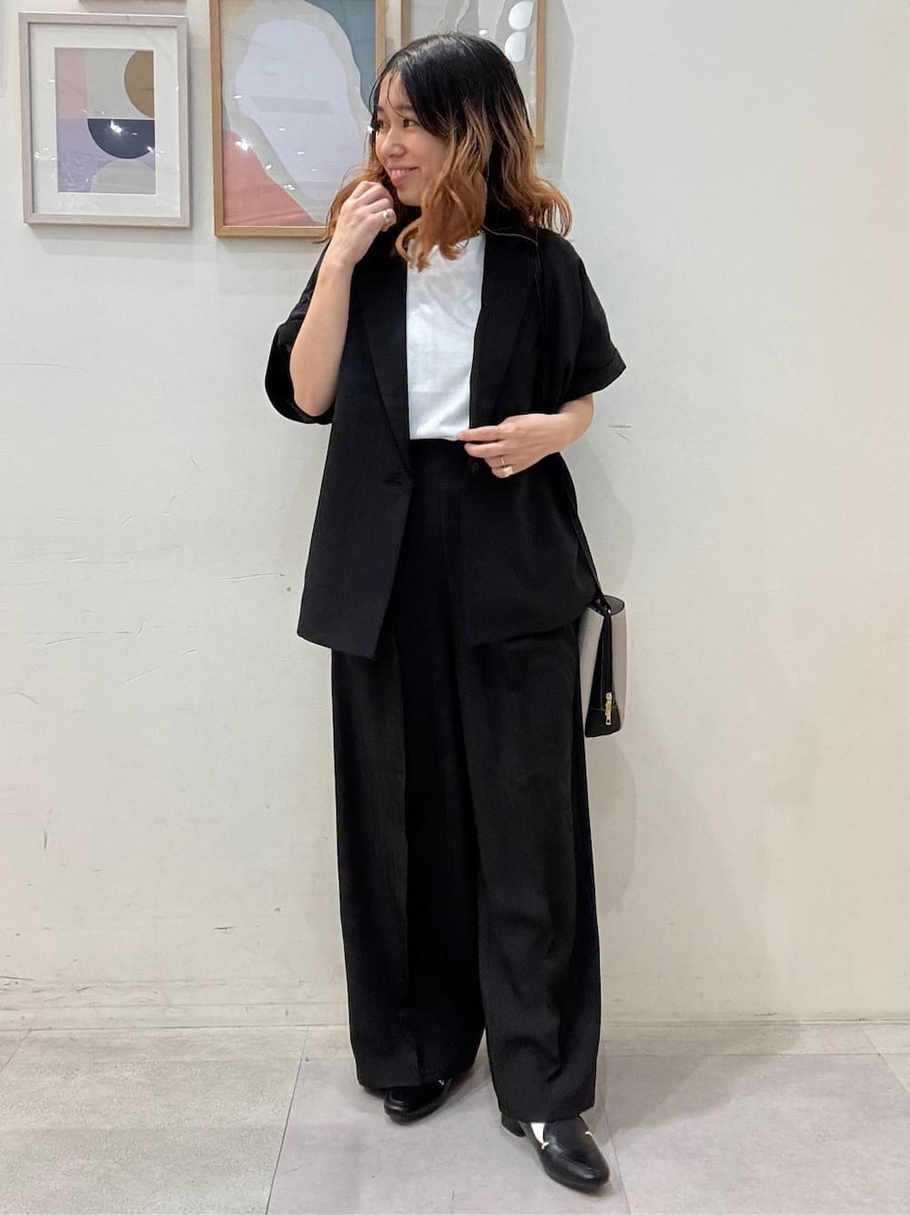 ブラック系のテーラードジャケット、ホワイト系のTシャツ/カットソー、ブラック系のその他パンツを着用したレディースの夏コーディネートの1枚目の写真