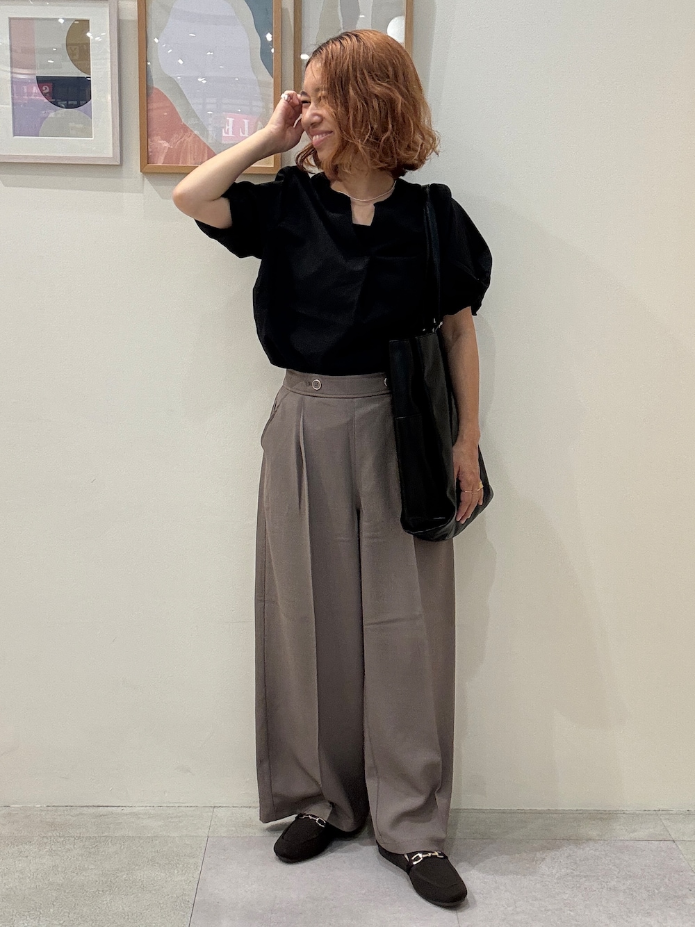 ブラック系のシャツ/ブラウス、ブラウン系のその他パンツ、ブラウン系のその他シューズを着用したレディースの夏コーディネートの1枚目の写真